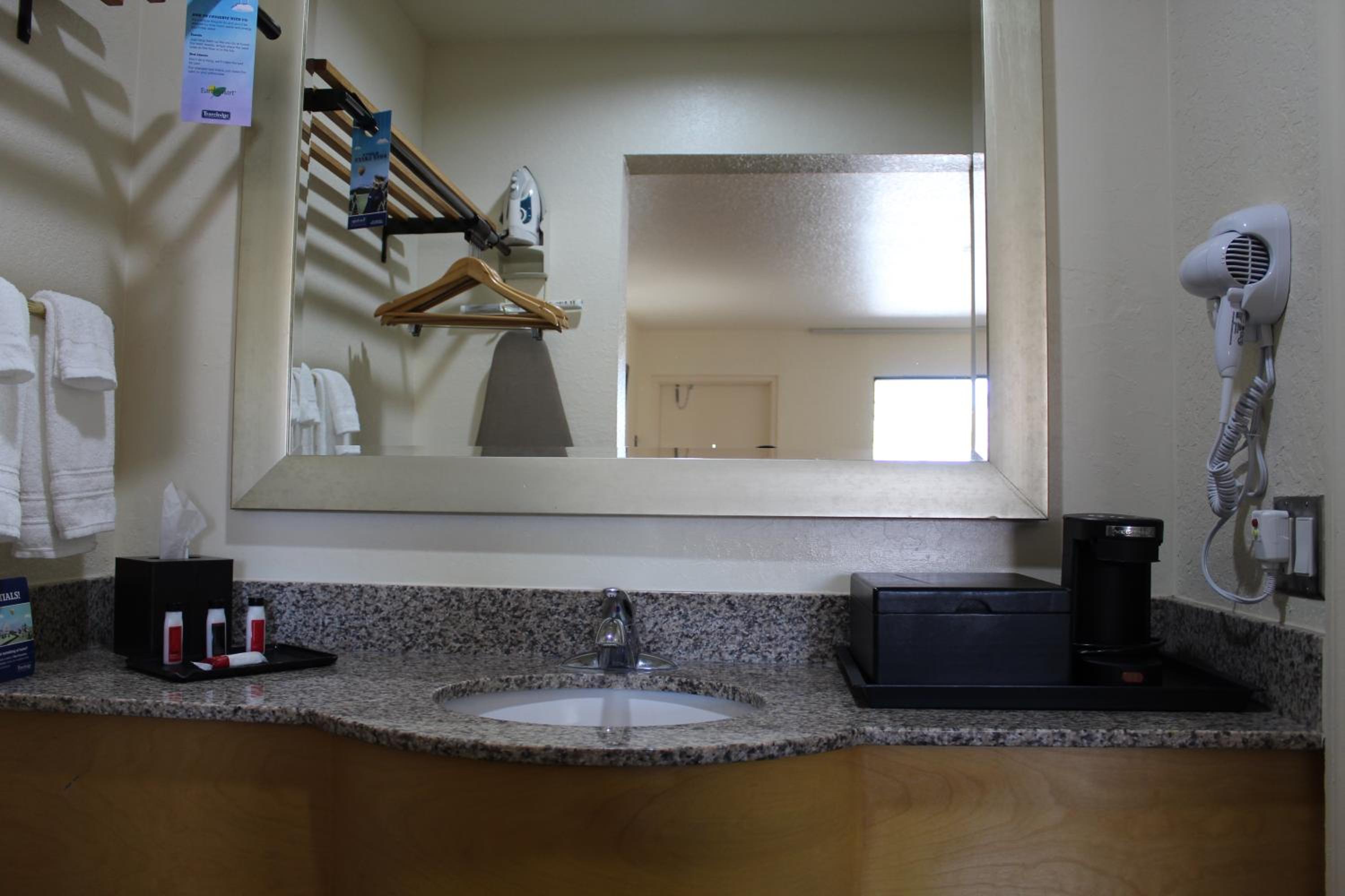 Double Room with Two Double Beds - Ground Floor/Non-Smoking - Photo 10