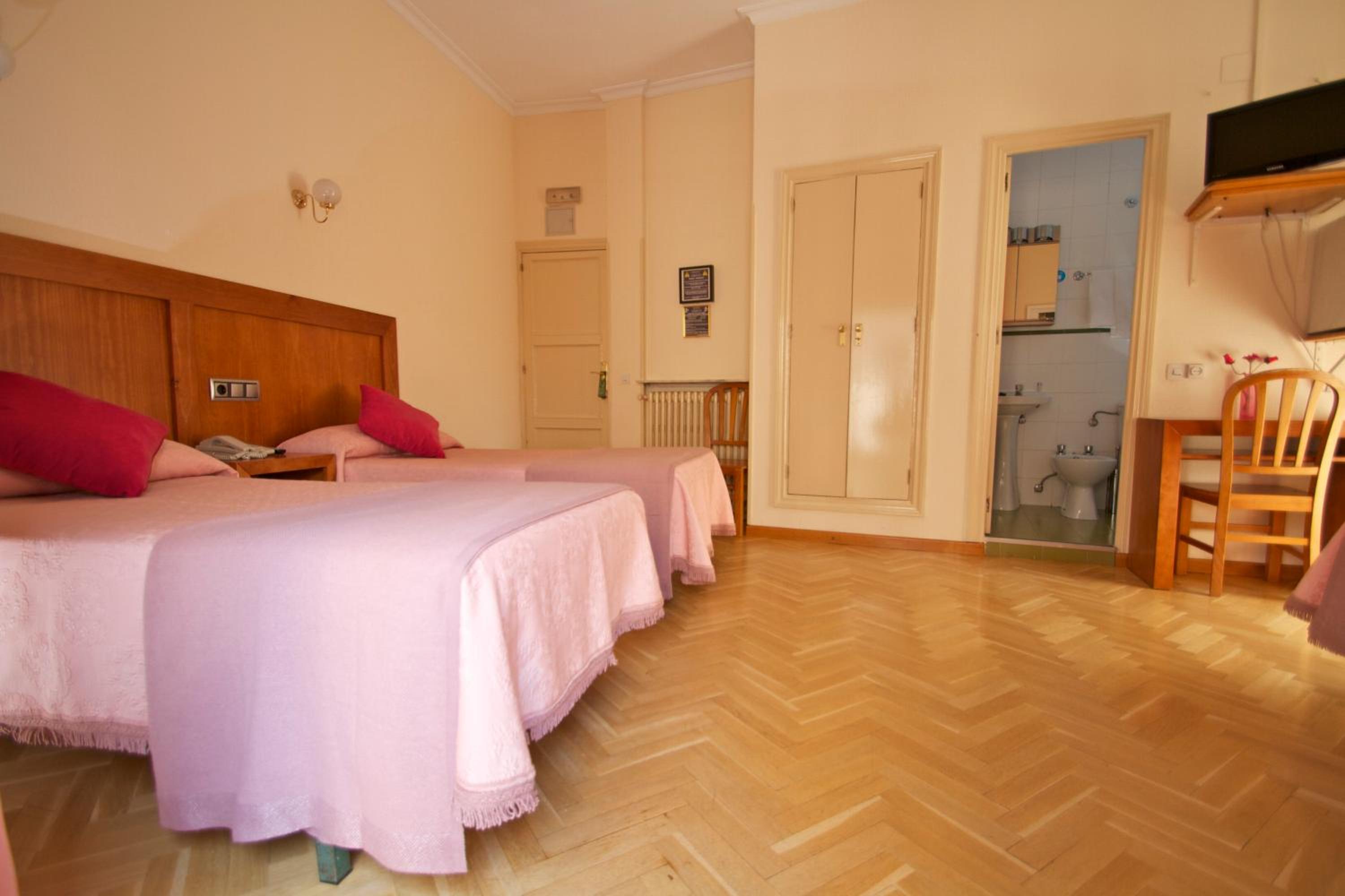 Double Room with Extra Bed photo 2