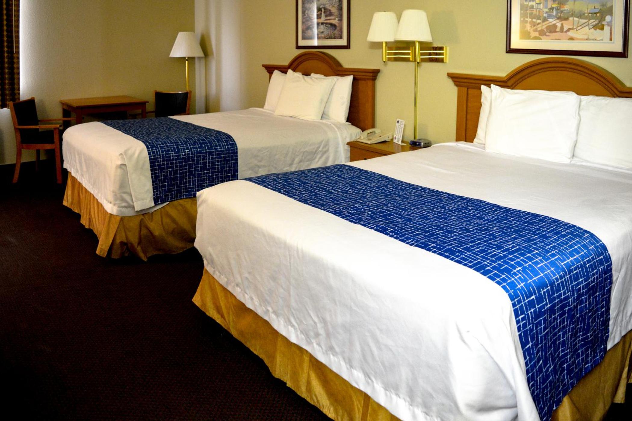 Queen Room with Two Queen Beds - Non-Smoking - Photo 5