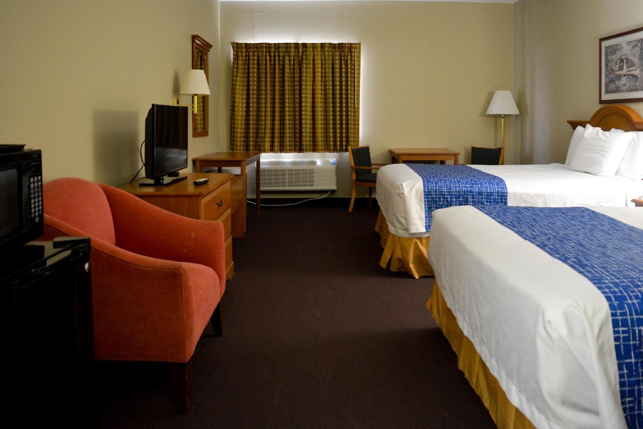 Queen Room with Two Queen Beds - Non-Smoking - Photo 6