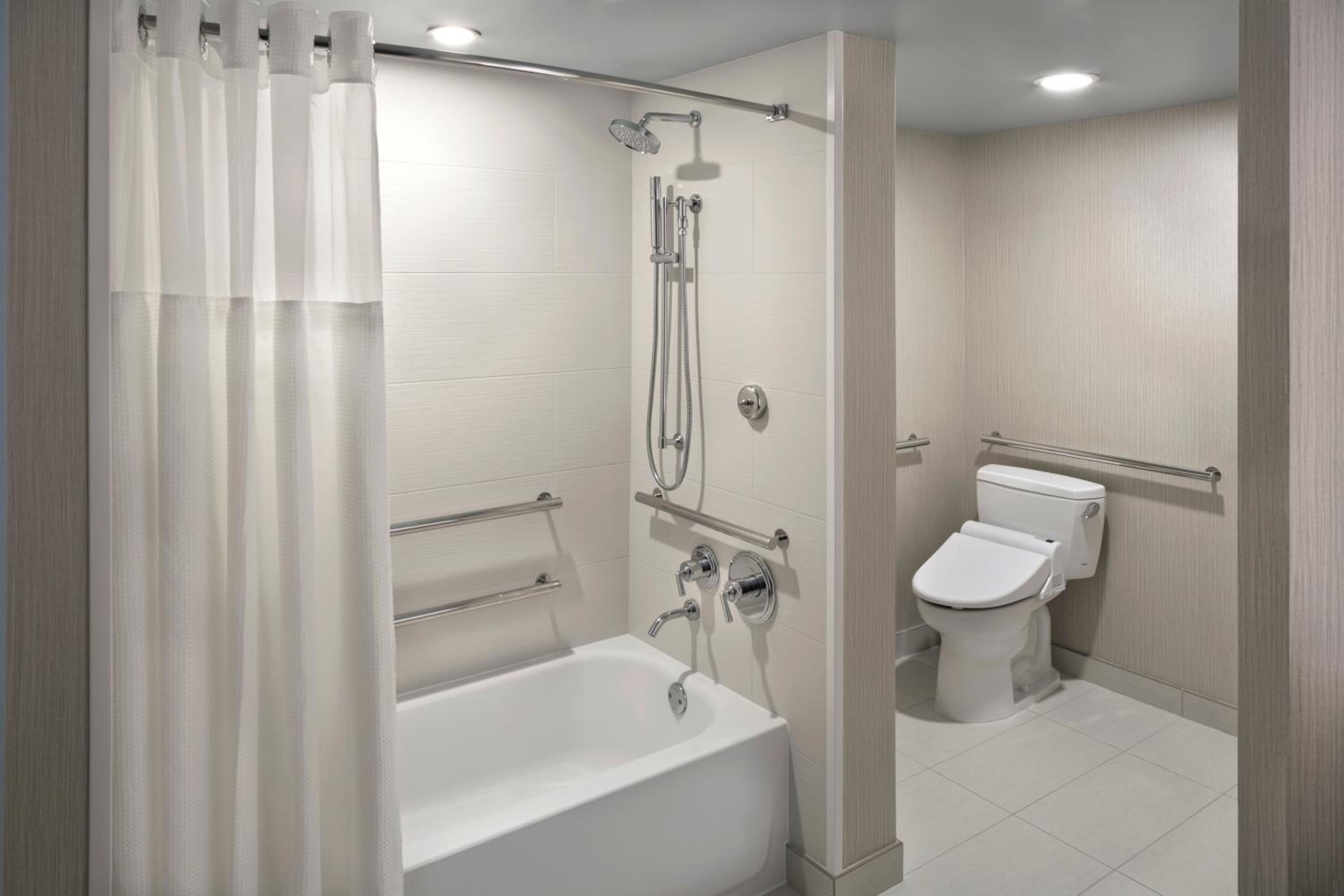 King Room with Accessible Tub - Photo 3