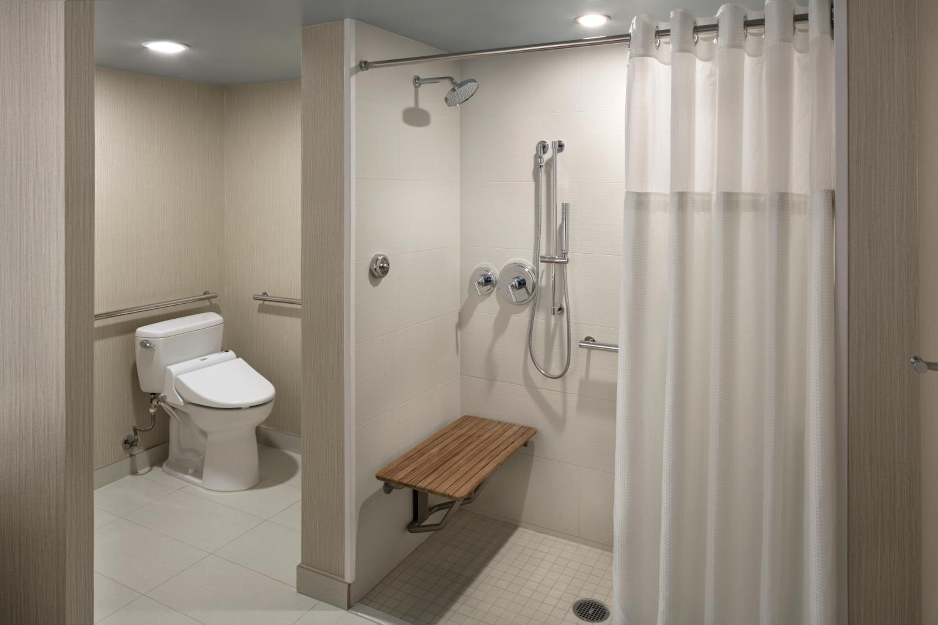 Queen Room with Accessible Shower - Photo 3