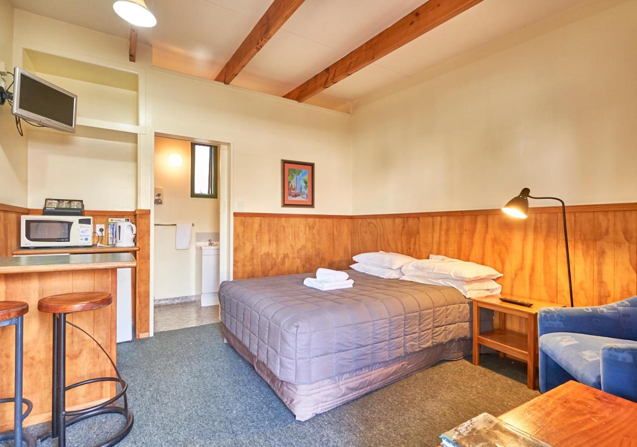 Deluxe Double Room with Shower - Photo 11