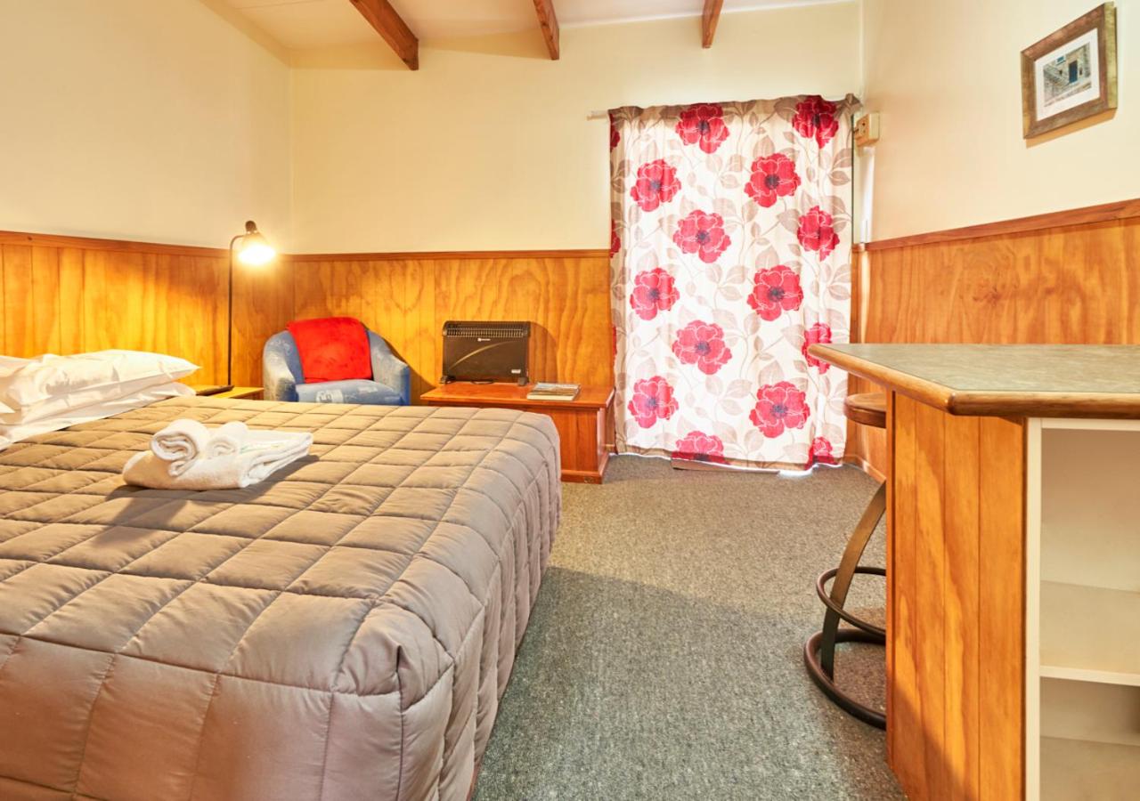 Deluxe Double Room with Shower - Photo 4