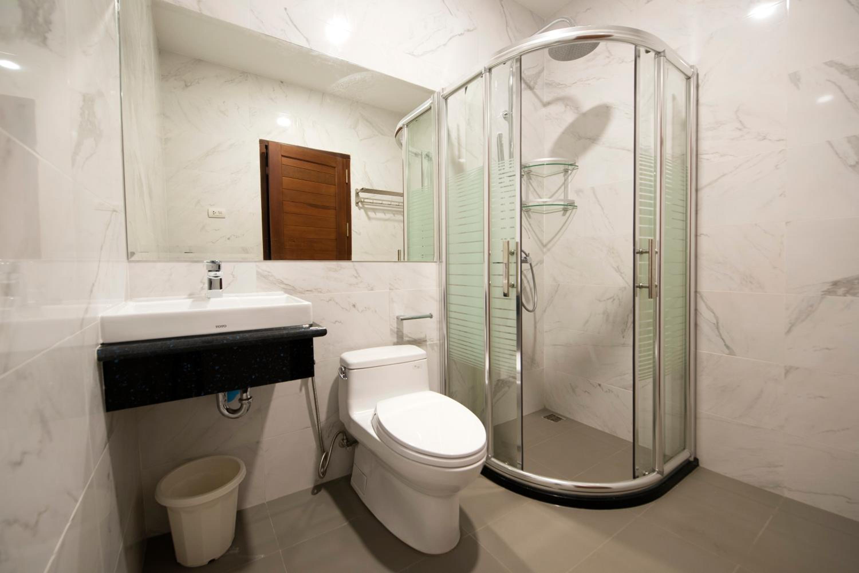 King Suite with Balcony - Photo 6