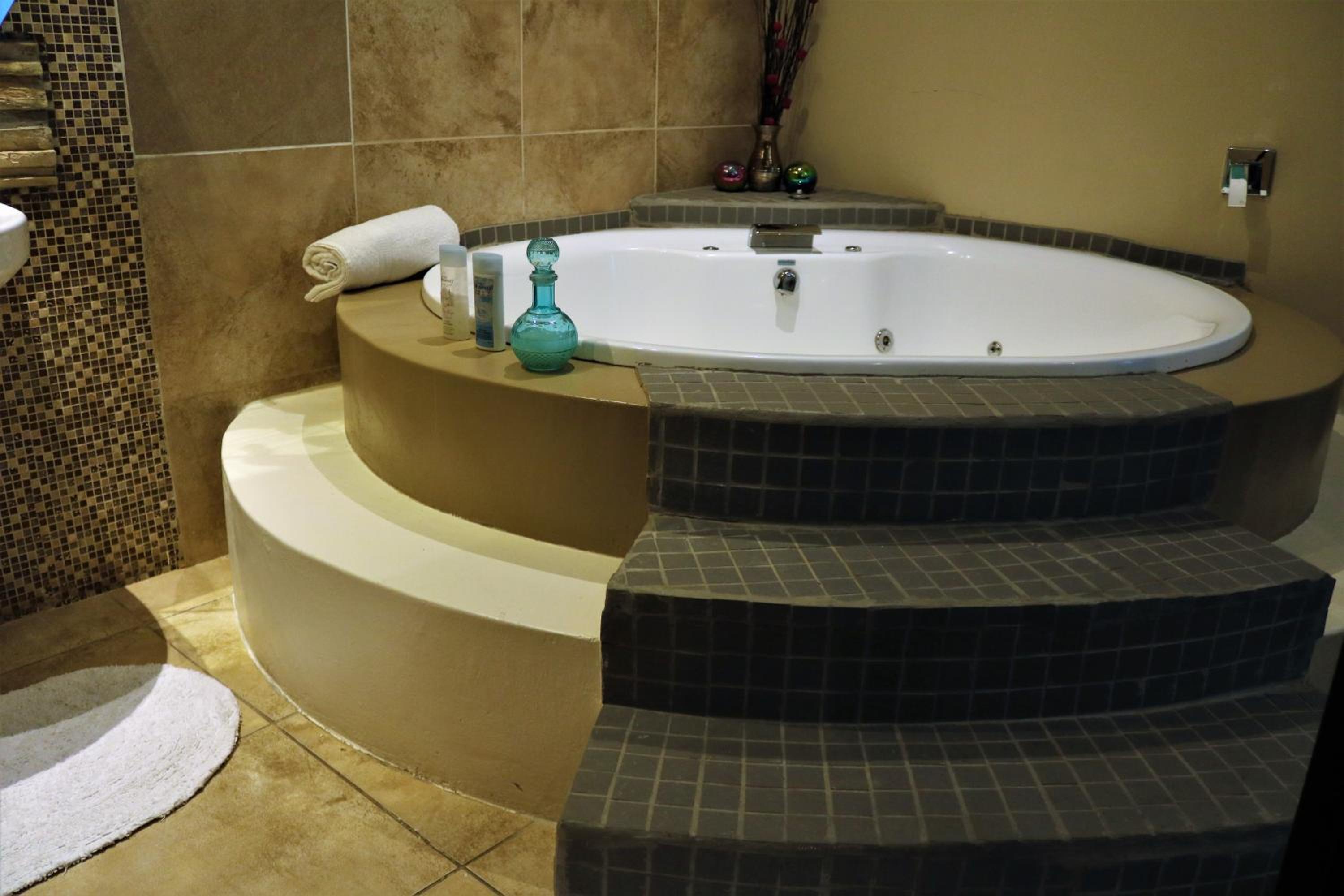 Double Room with Spa Bath - Photo 3