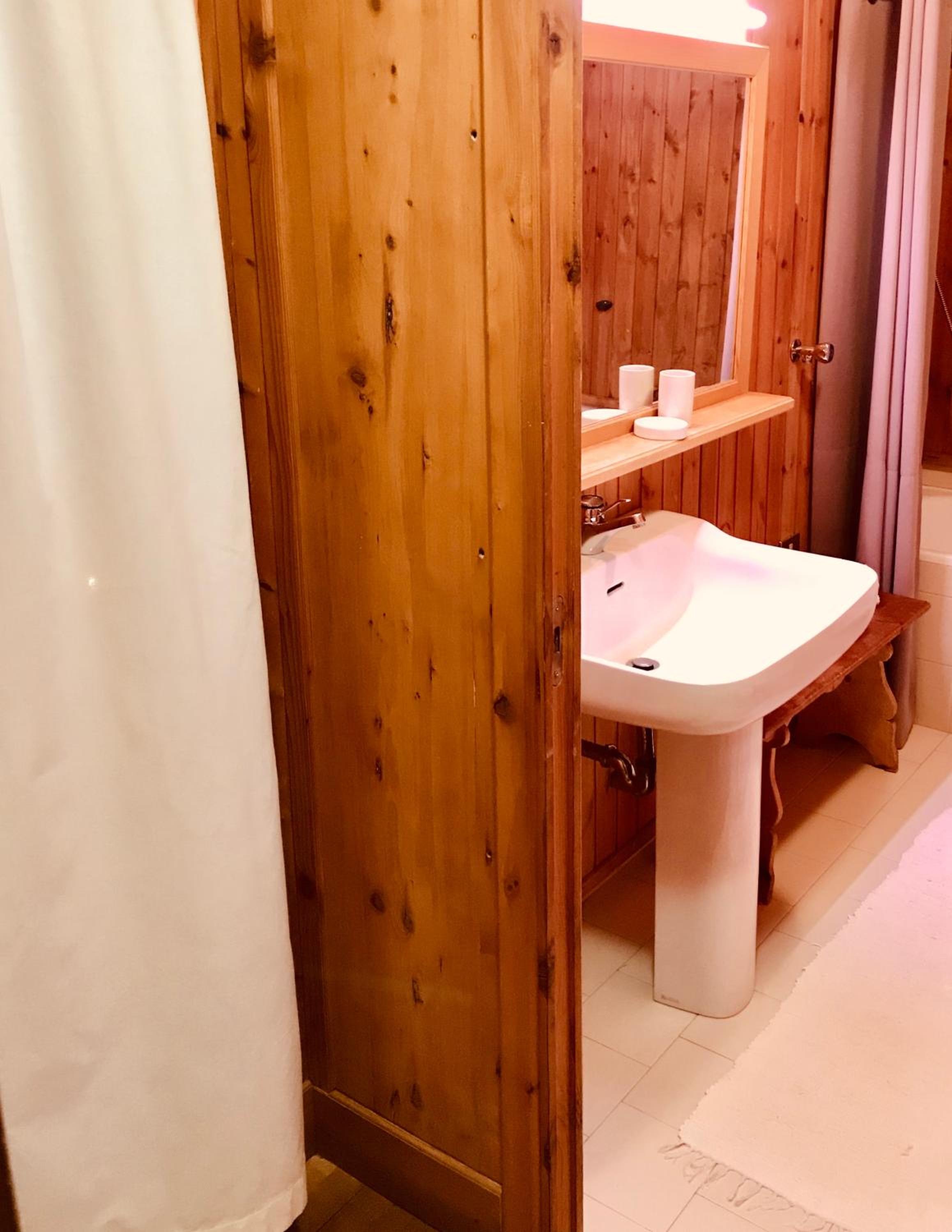 Deluxe Double Room with Bath photo 2