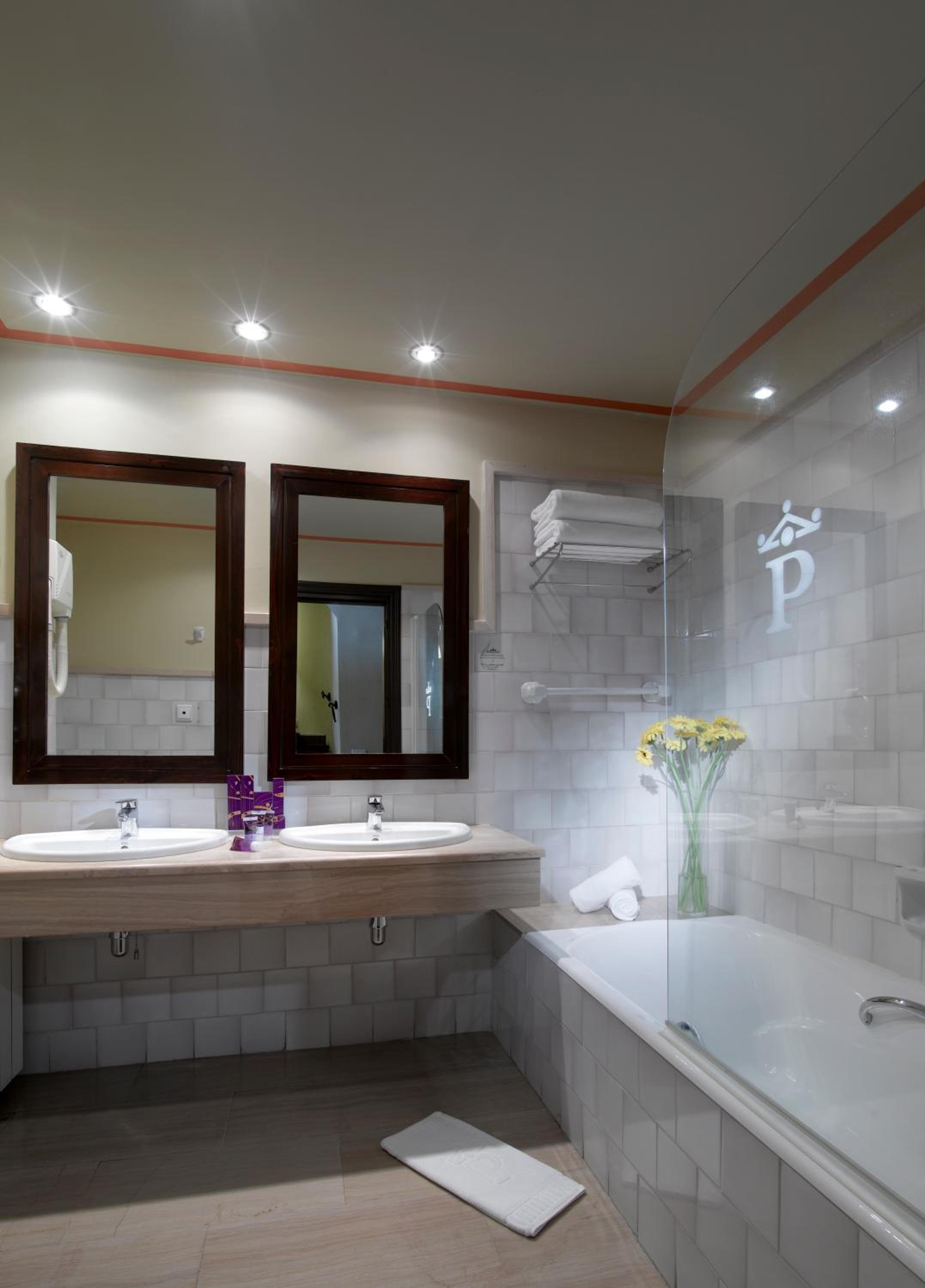 Standard Double Room - Photo 9