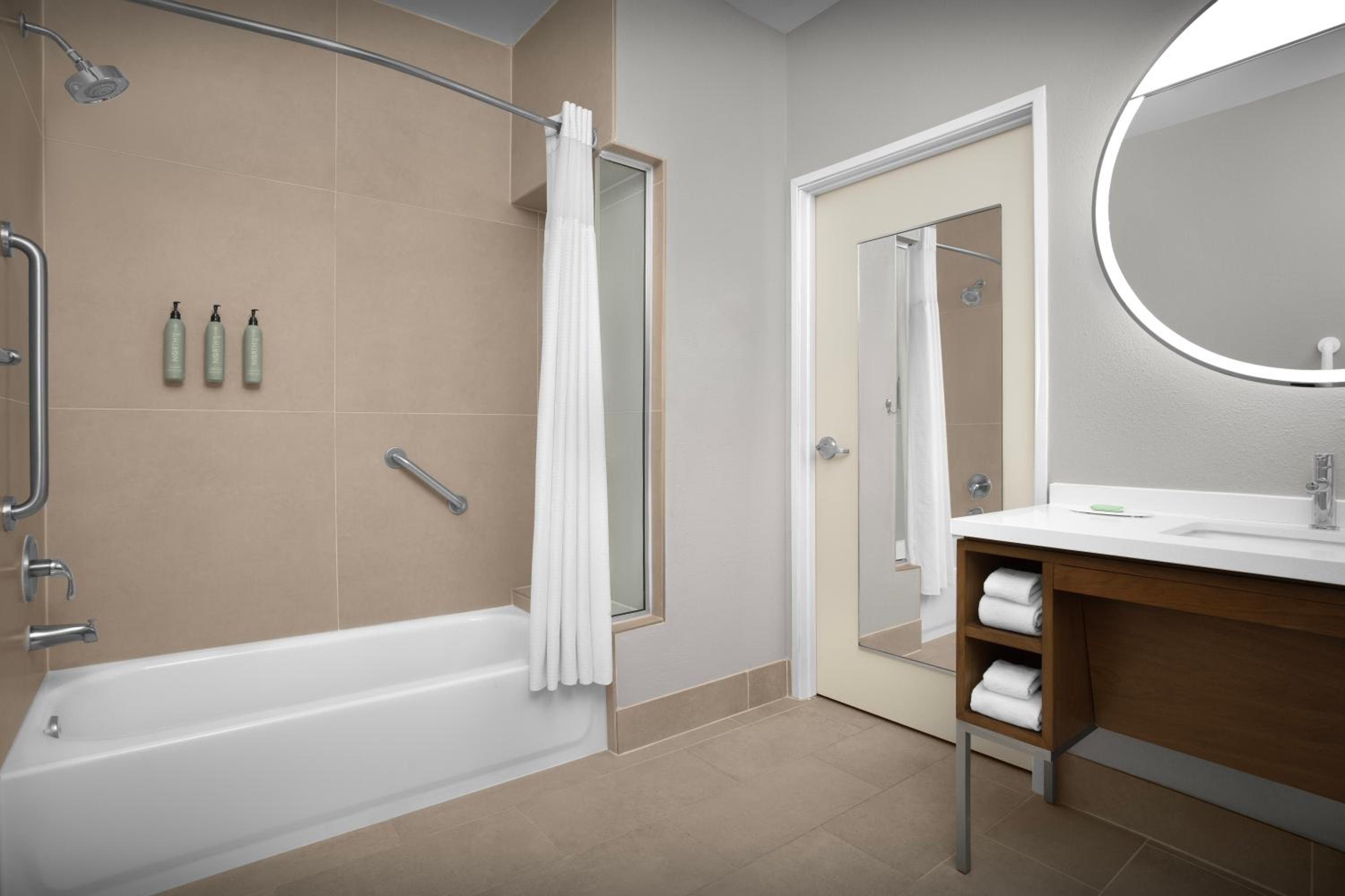 King Room with Bathtub - Mobility Access