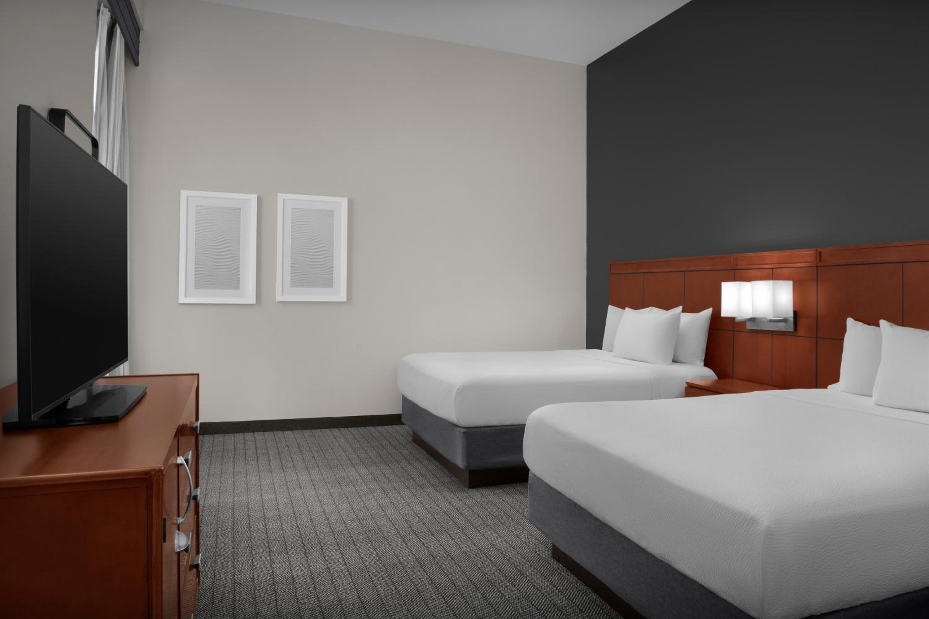 One-Bedroom Queen Suite with Two Queen Beds, Bathtub and Sofa Bed - Mobility Access