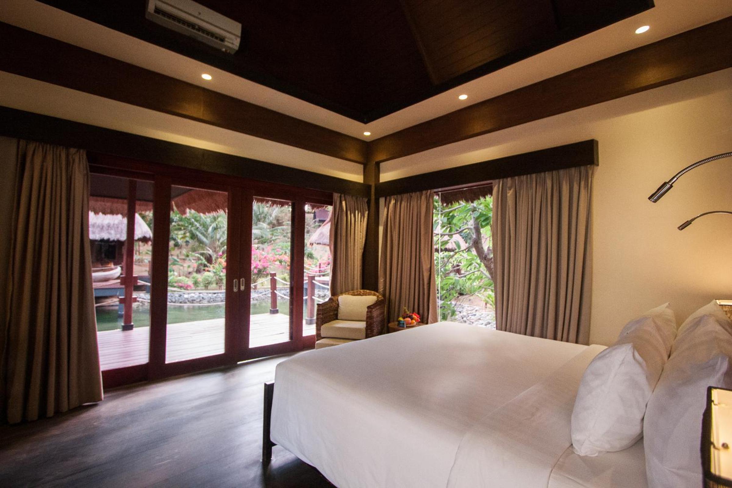 Lagoon Villa with Free Roundtrip Lio Airport Transfers