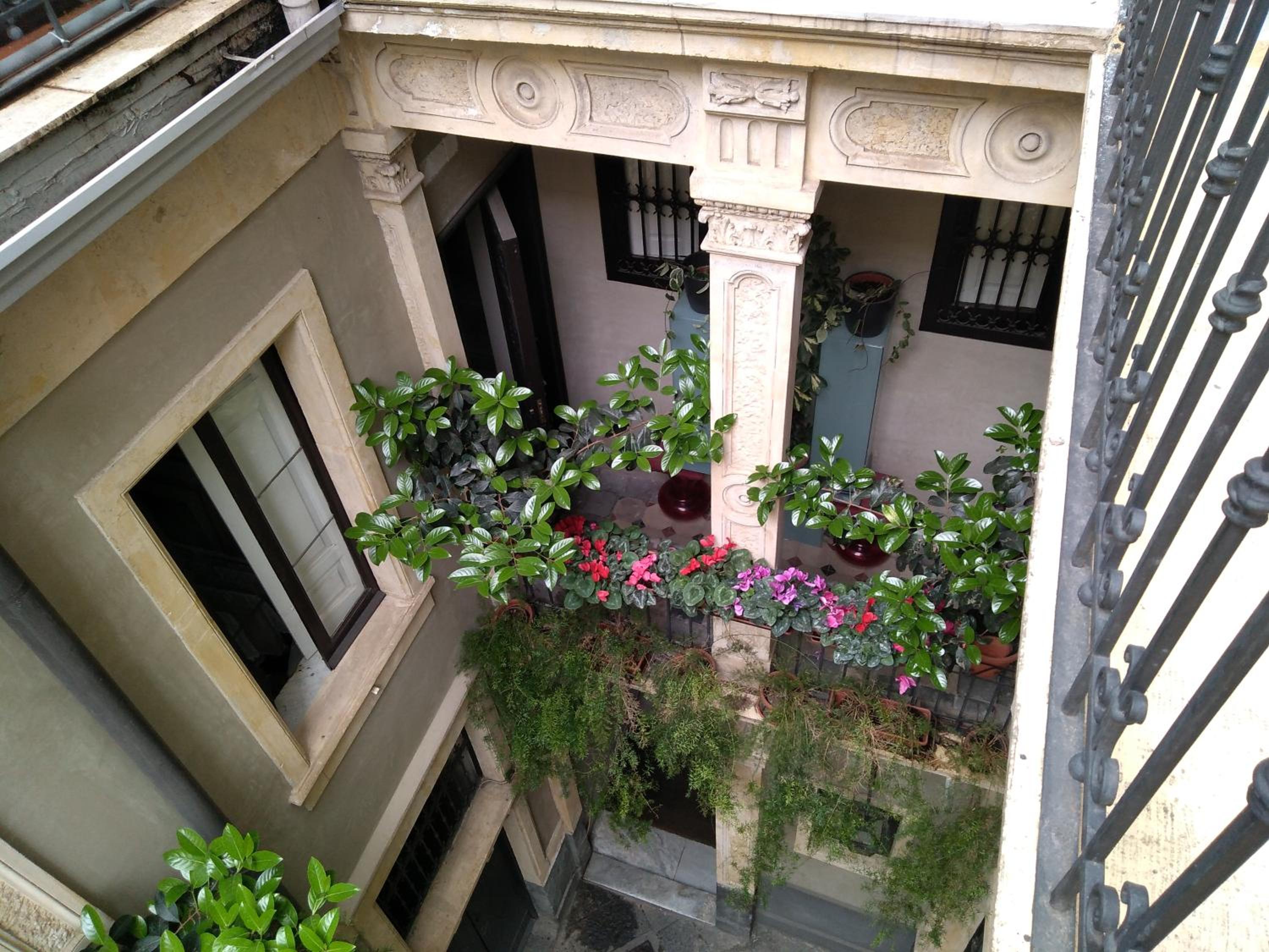 Double Room with Private External Bathroom - Photo 17