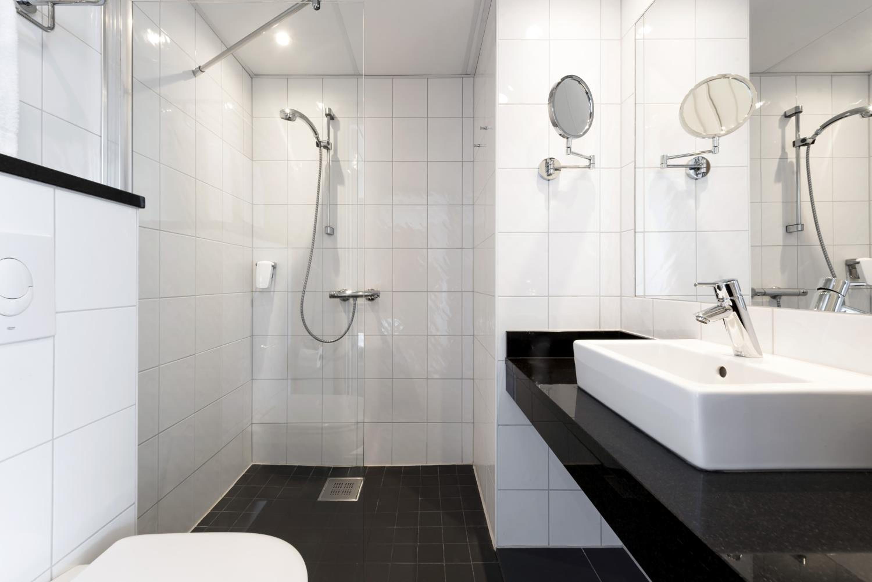 Standard Double or Twin Room - Photo 13