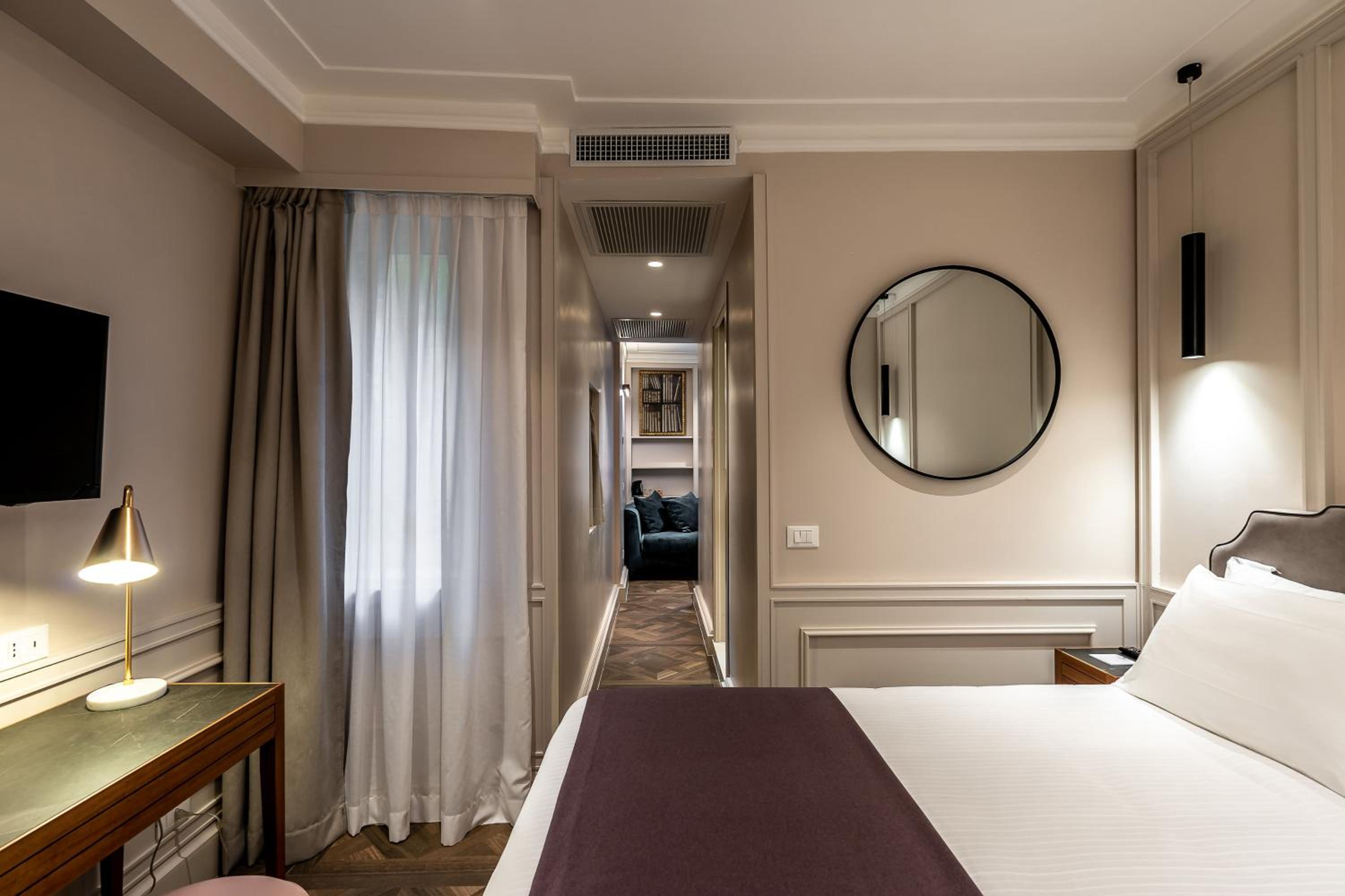 Comfort Double Room with Internal View thumbnail 6