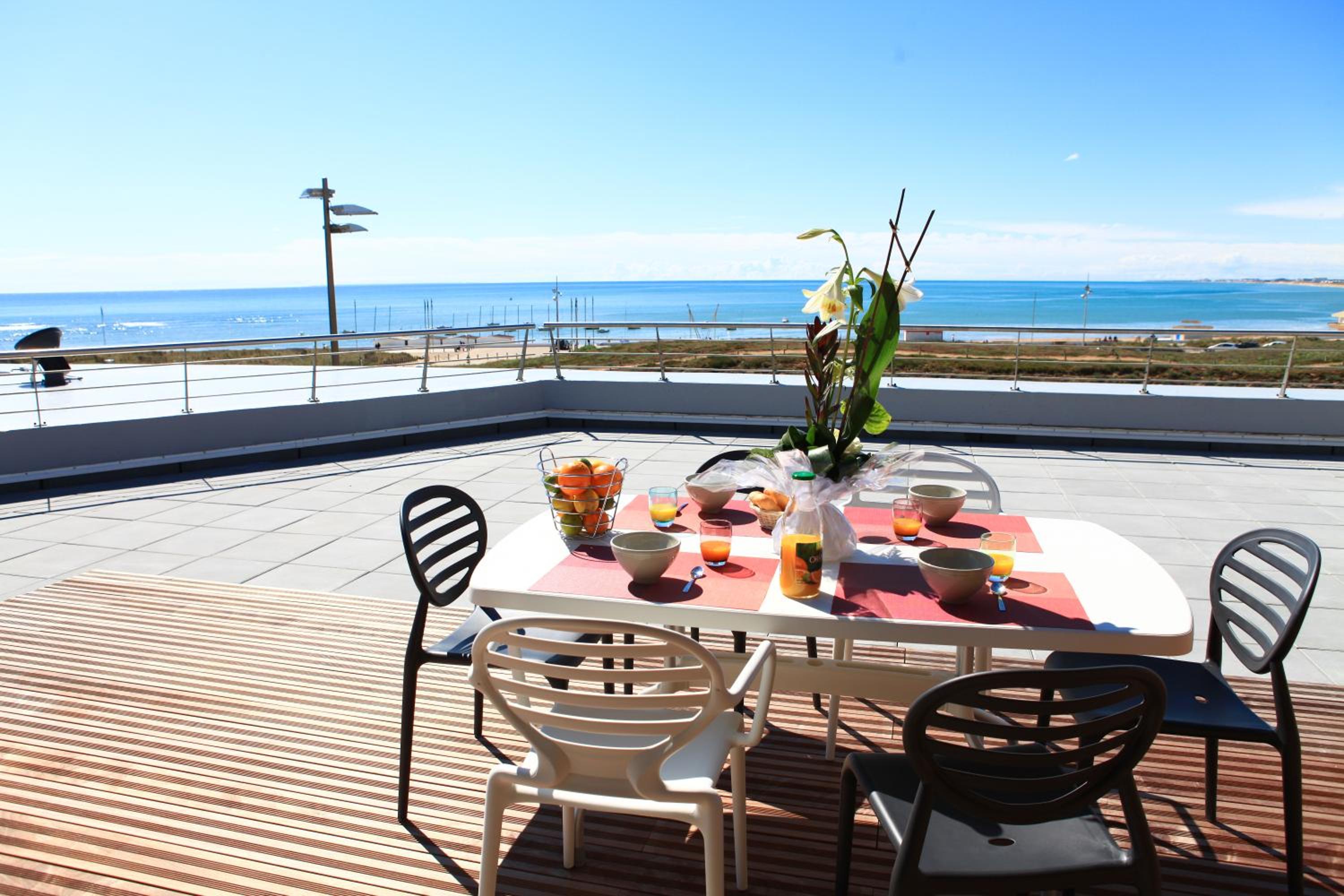 Three-Bedroom Apartment with Sea View - Photo 1
