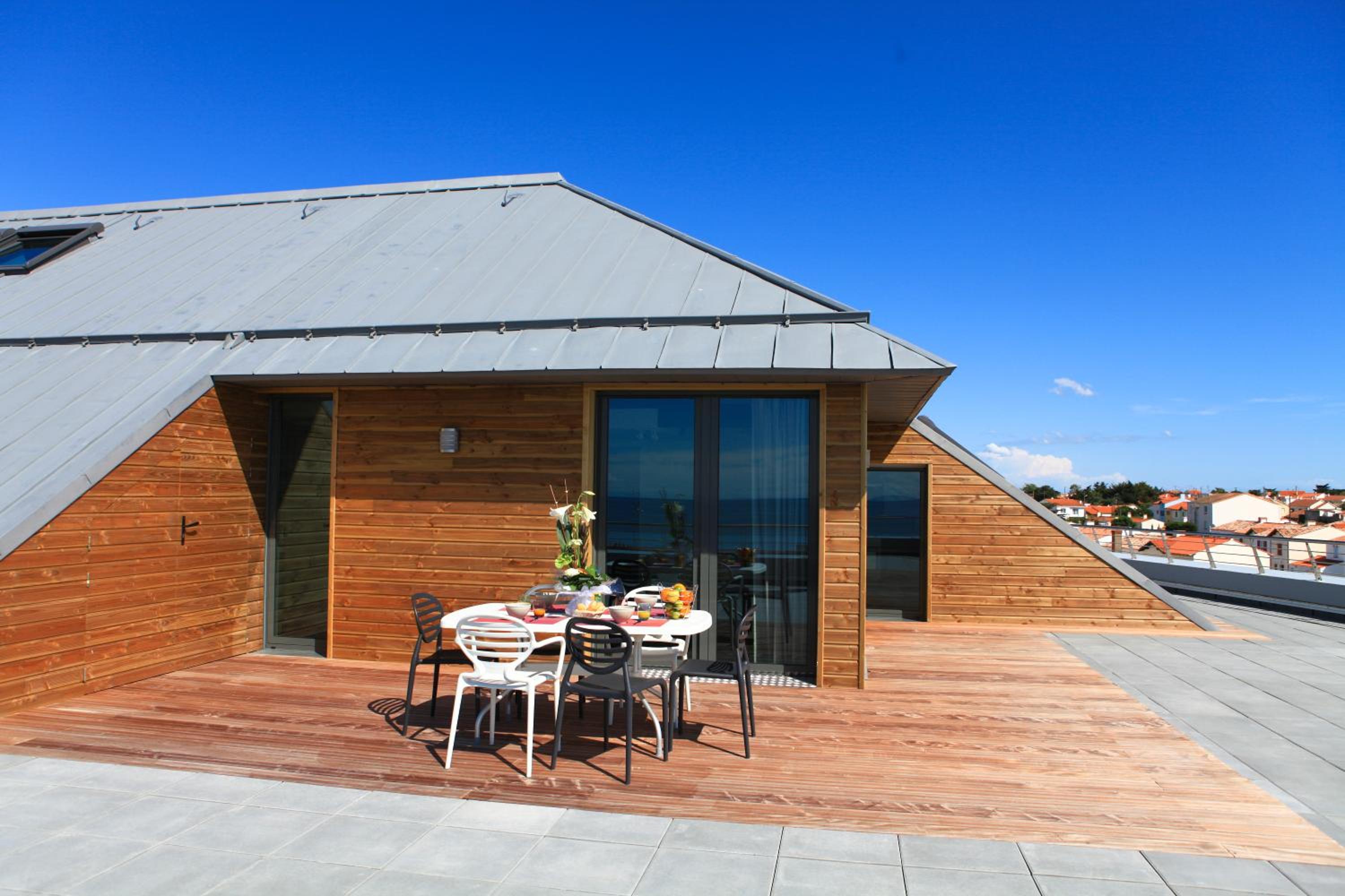 Three-Bedroom Apartment with Sea View - Photo 2