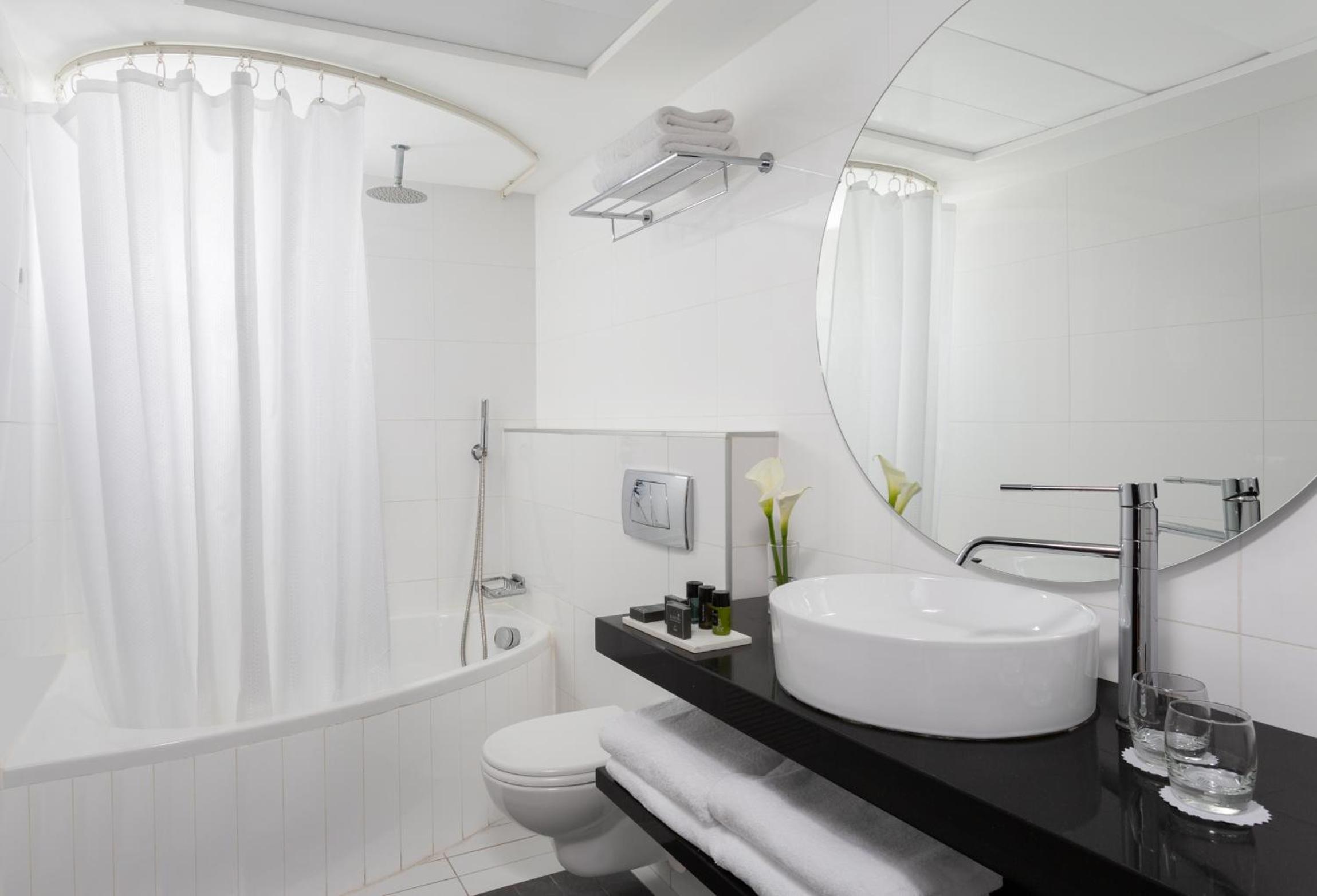 Deluxe Double Room with Side Sea View - Photo 4