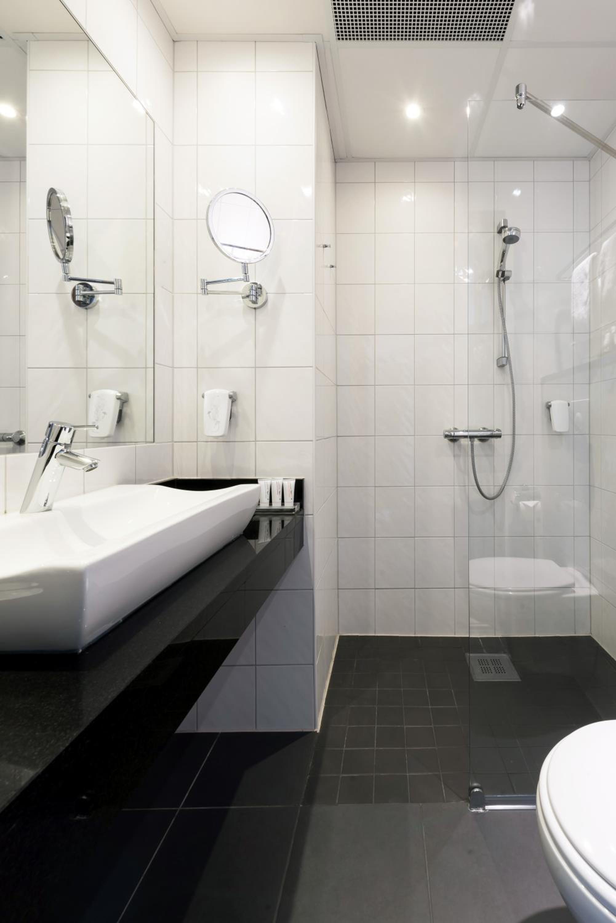 Standard Double or Twin Room - Photo 5