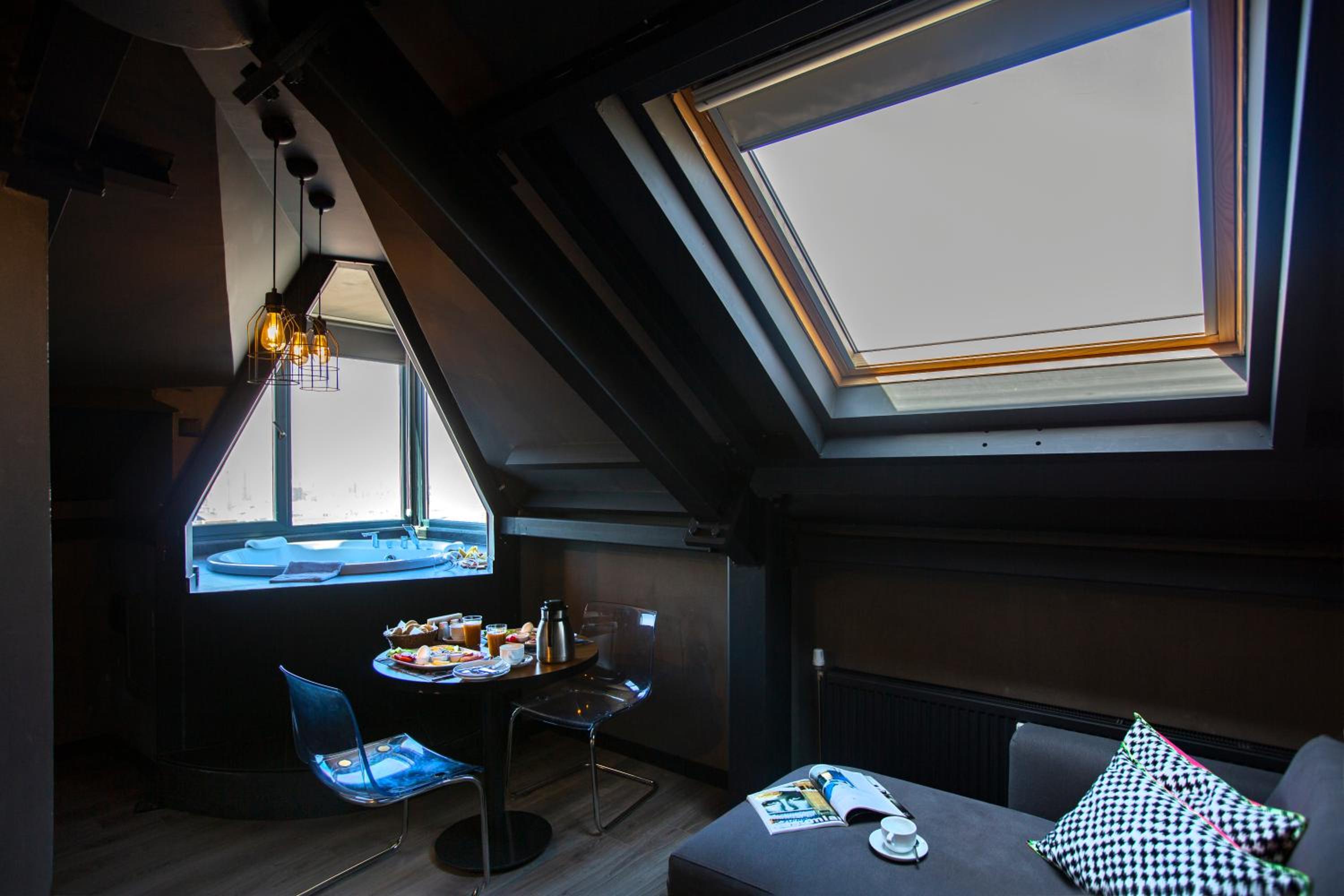 Corner Suite With Jacuzzi  photo 1