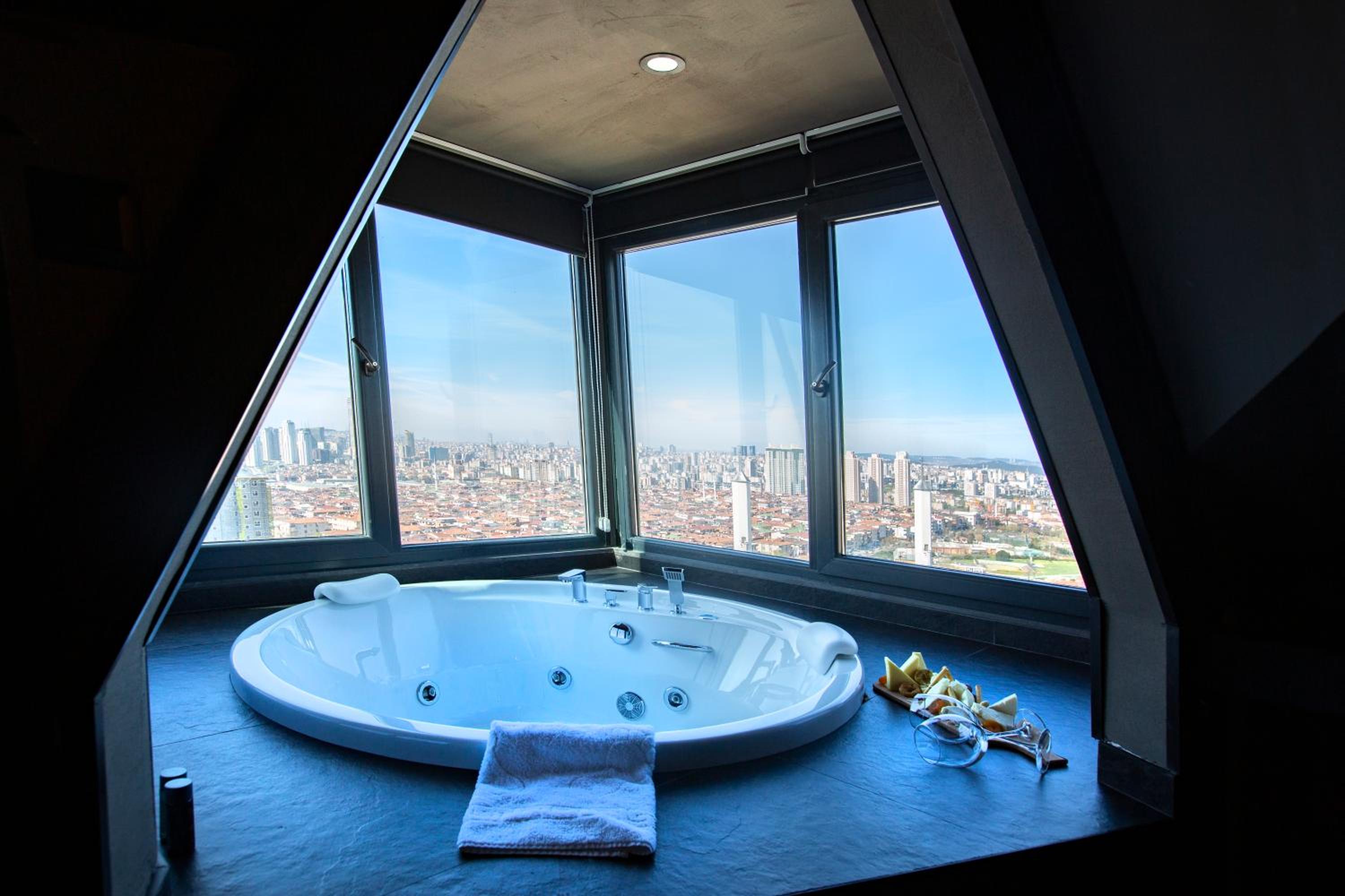 Corner Suite With Jacuzzi  photo 2