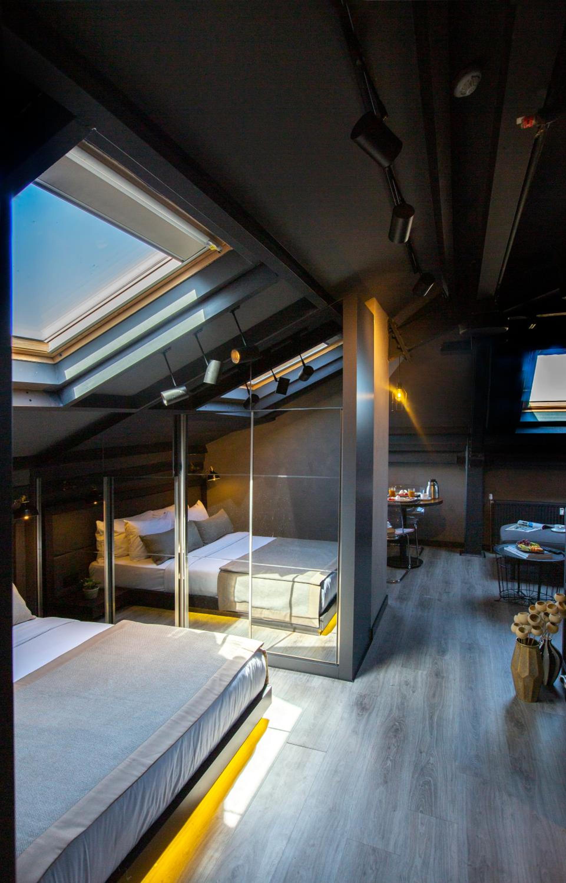 Corner Suite With Jacuzzi  photo 3