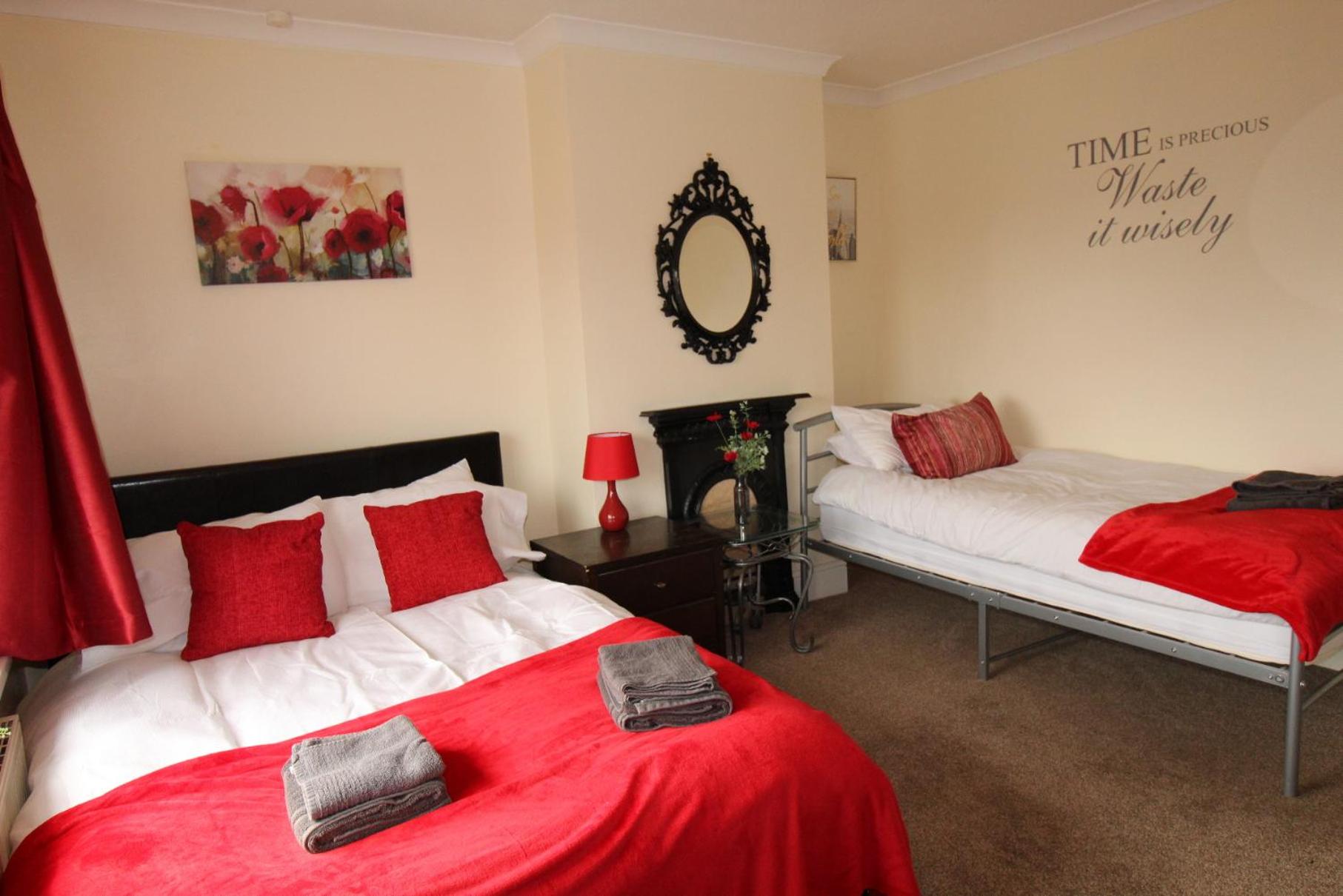 Five-Bedroom House photo 3