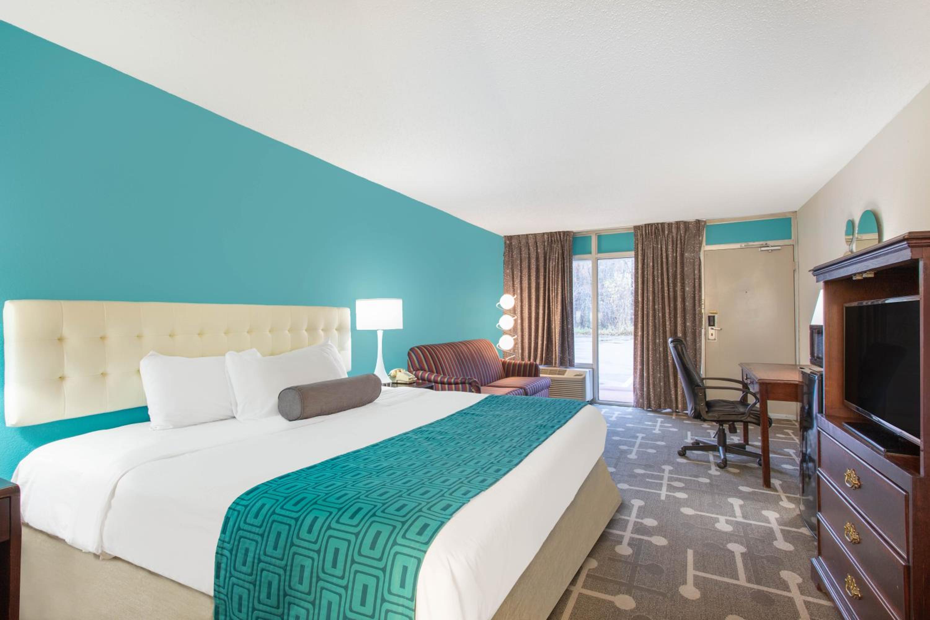 Standard Room With One King Bed - Non-Smoking - Photo 1