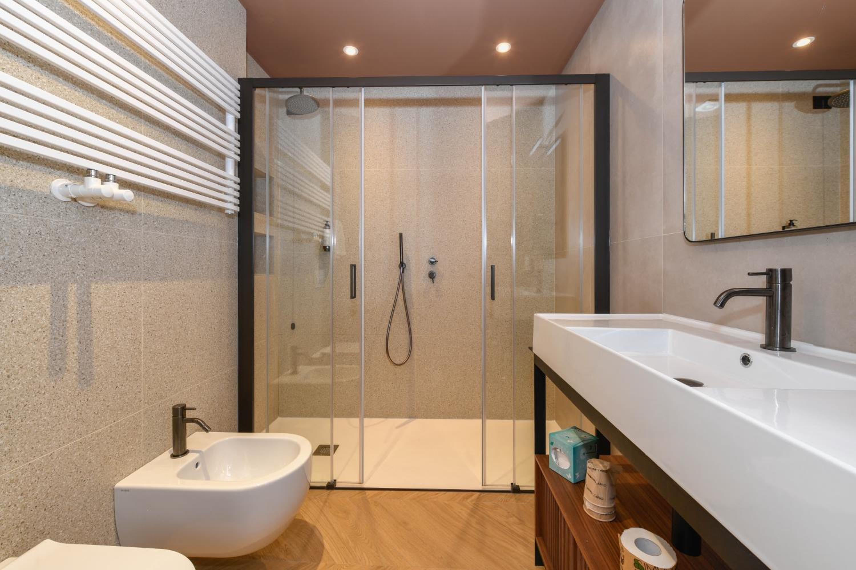 Connecting Queen Room with Double Bathroom