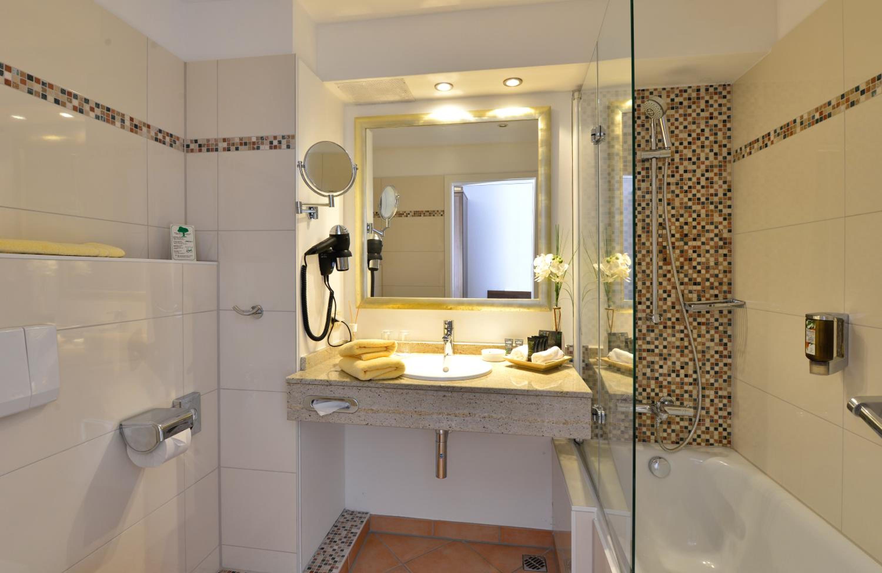 Junior Suite with Park View - Photo 3