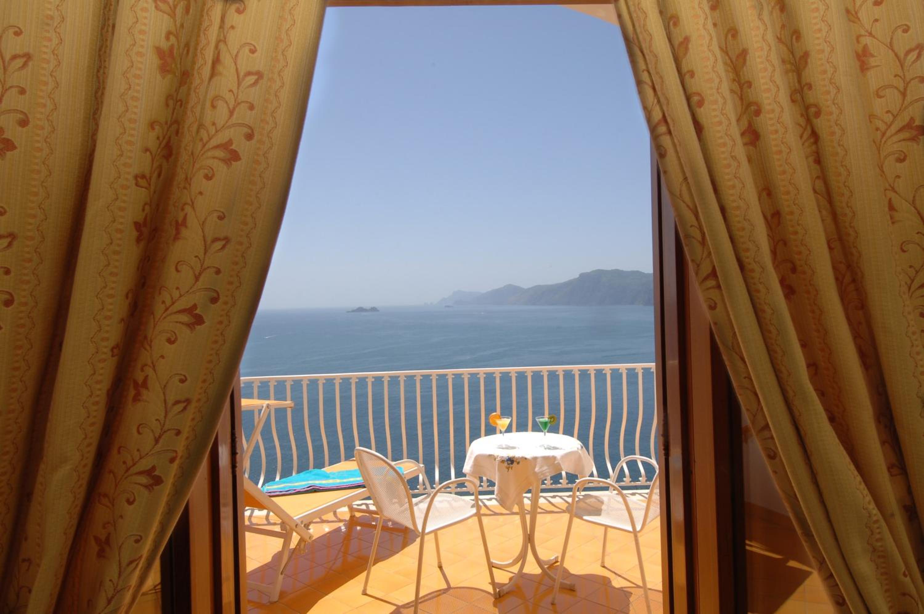 Classic Quadruple Room with Terrace and Sea View photo 2