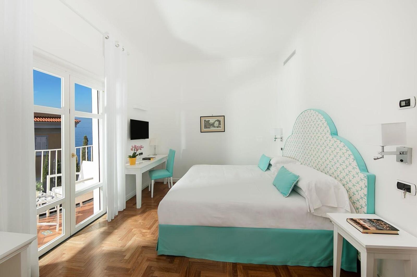 Habitación Doble Superior con Balcón y Vista Parcial al Mar.