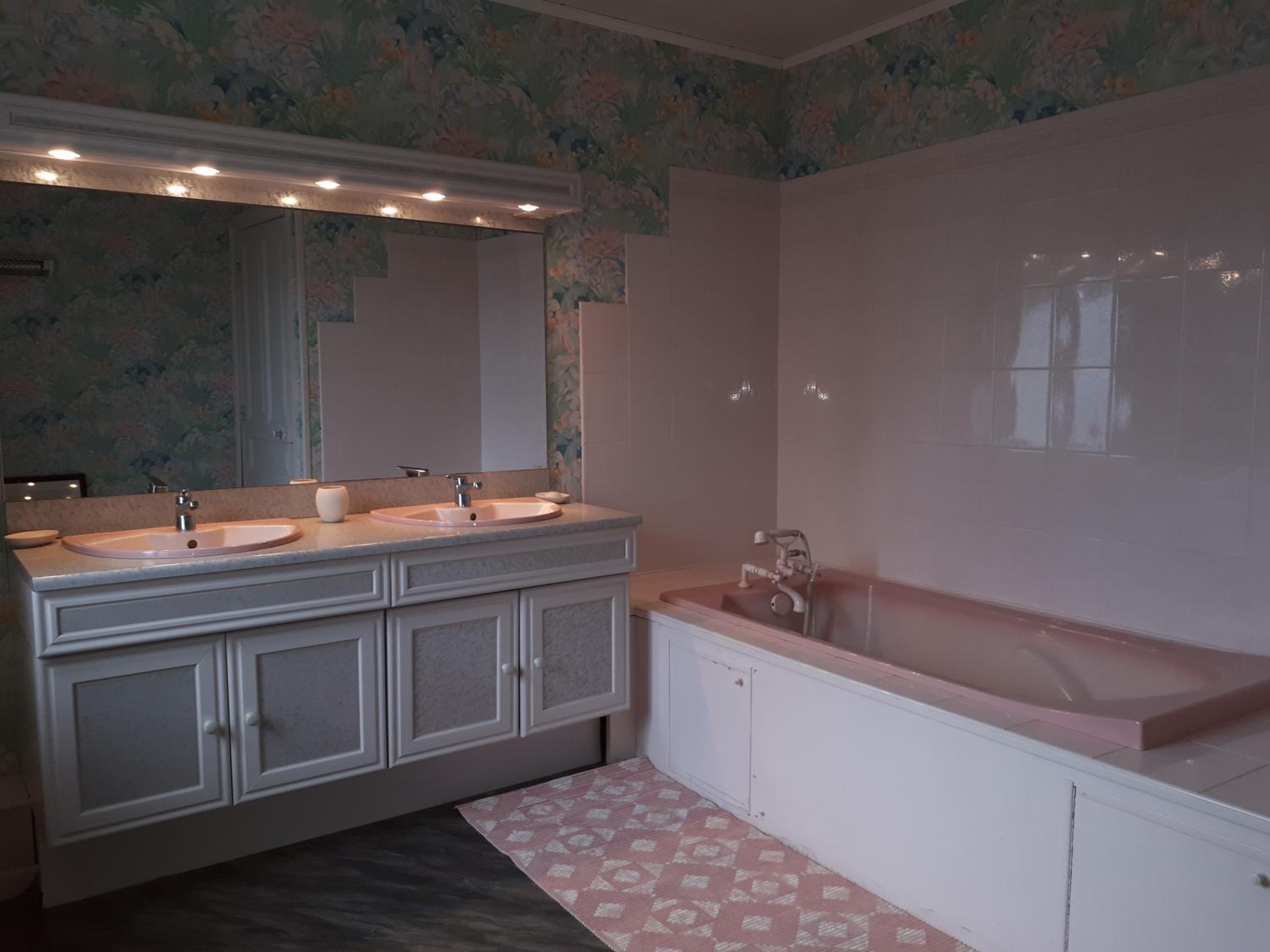 Double Room with Private Bathroom - Photo 2