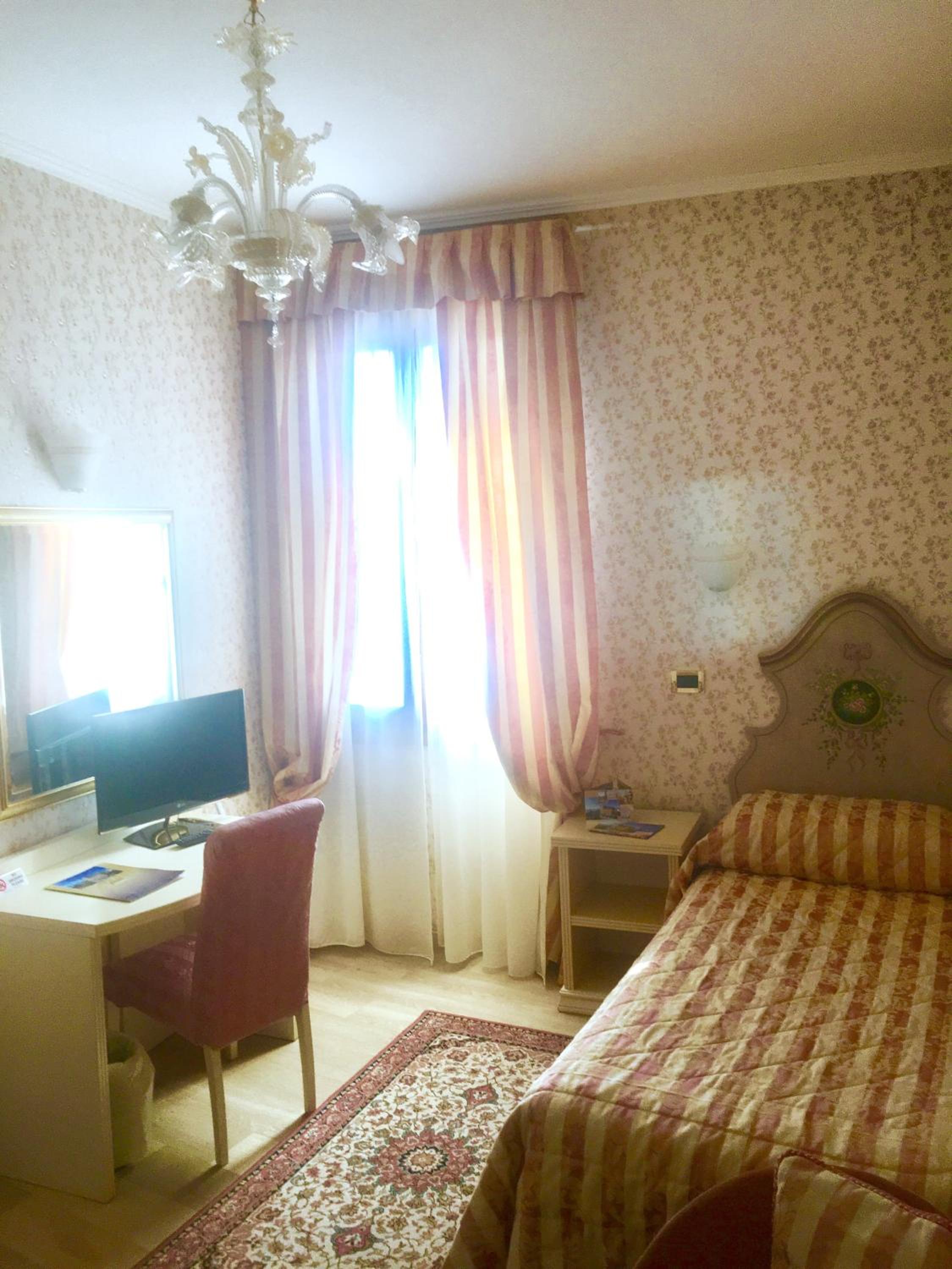 Single Room photo 2