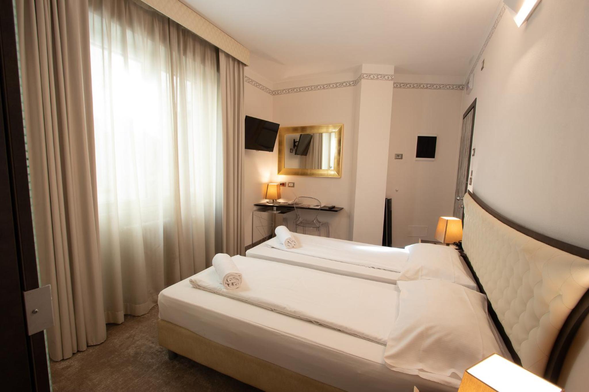Standard Double Room - Photo 4
