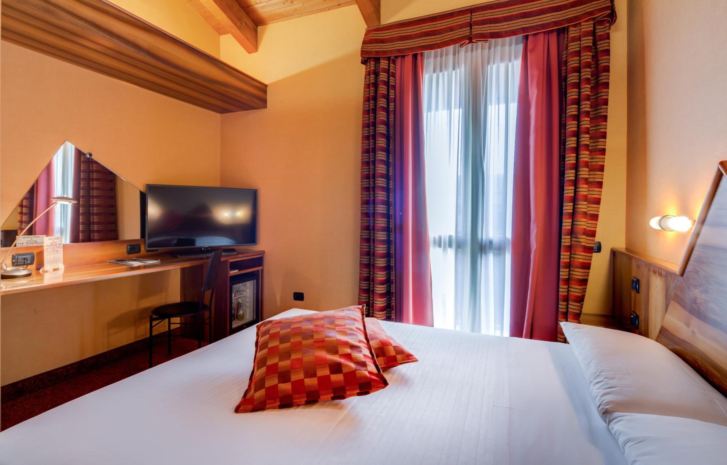 Deluxe Queen Room - Non-Smoking - Photo 2