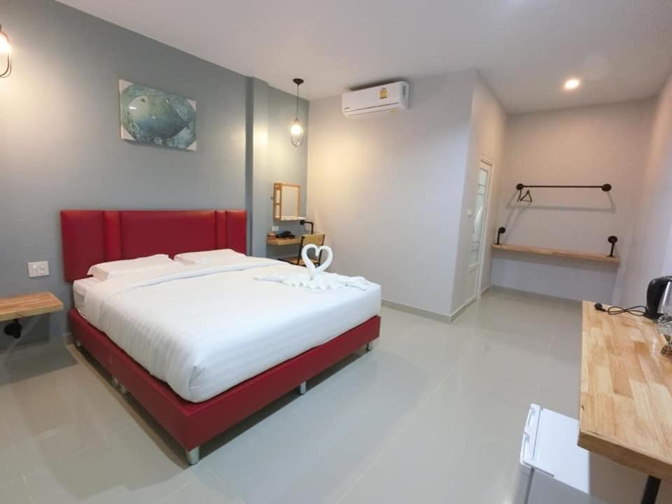 Deluxe Double Room with Balcony - Photo 4