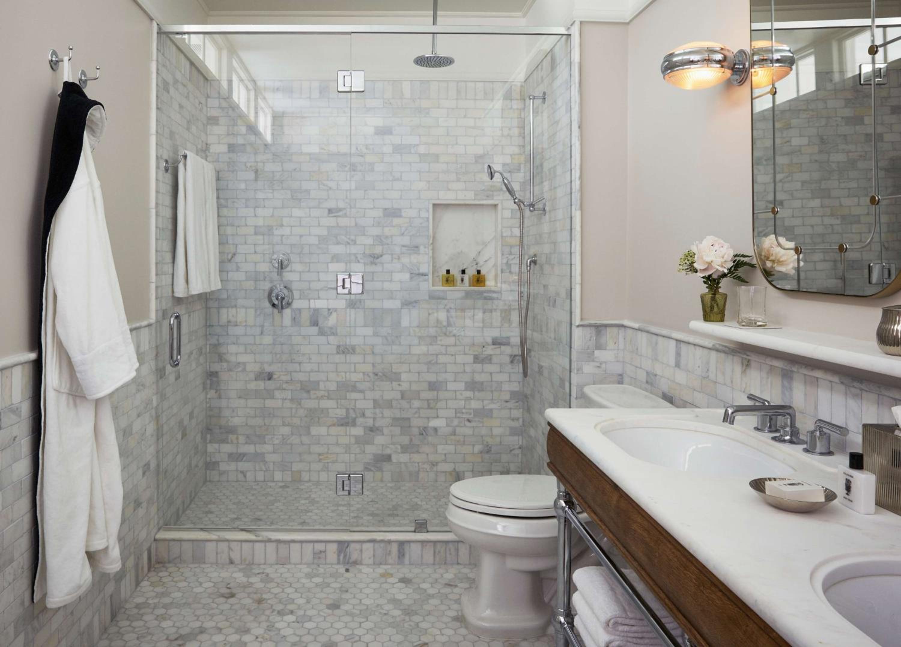 One-Bedroom Corner Suite thumbnail 5