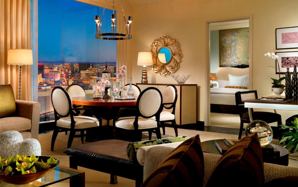 One-Bedroom Penthouse with Strip View - Photo 5