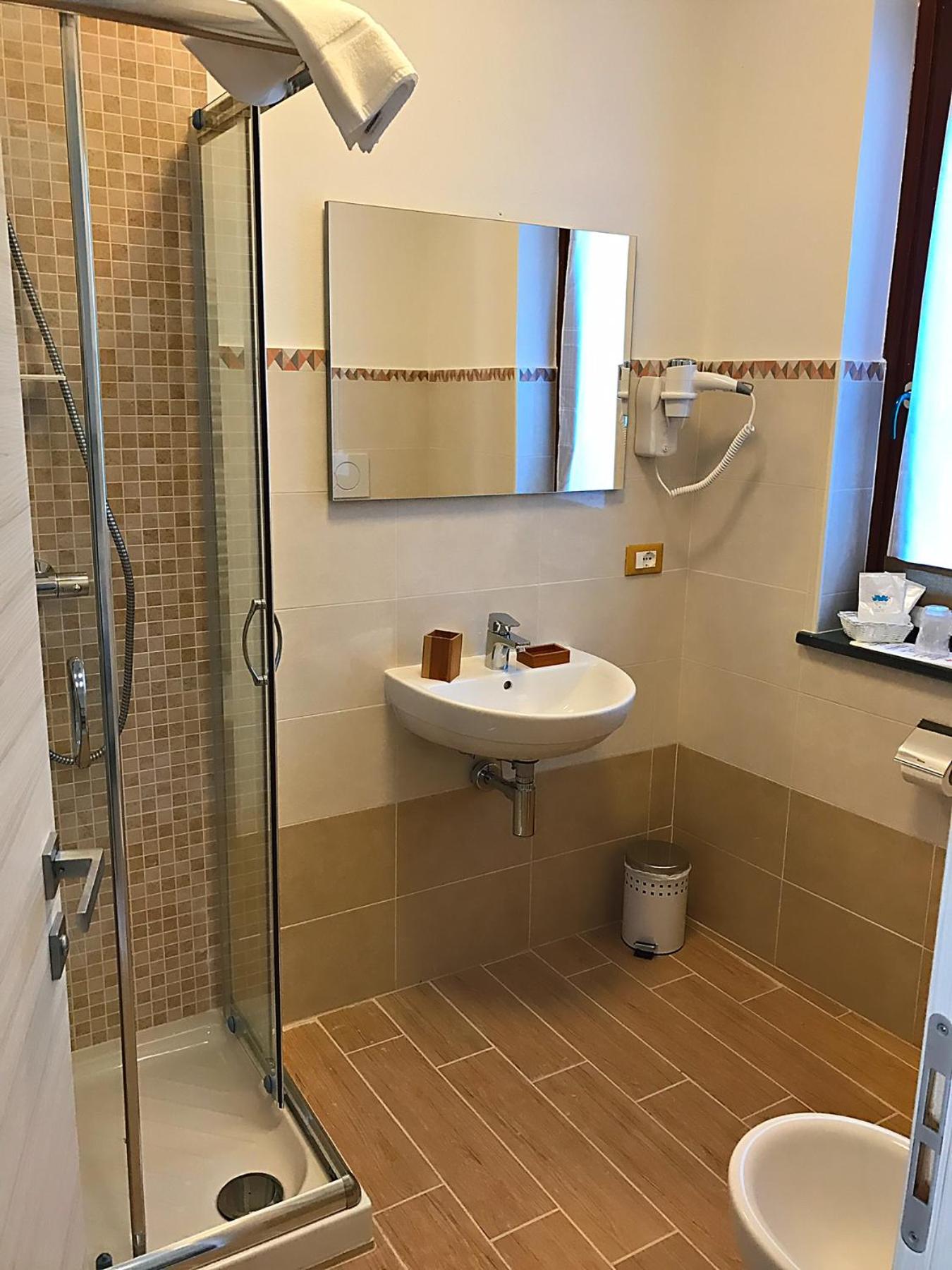 Deluxe Room - Photo 5