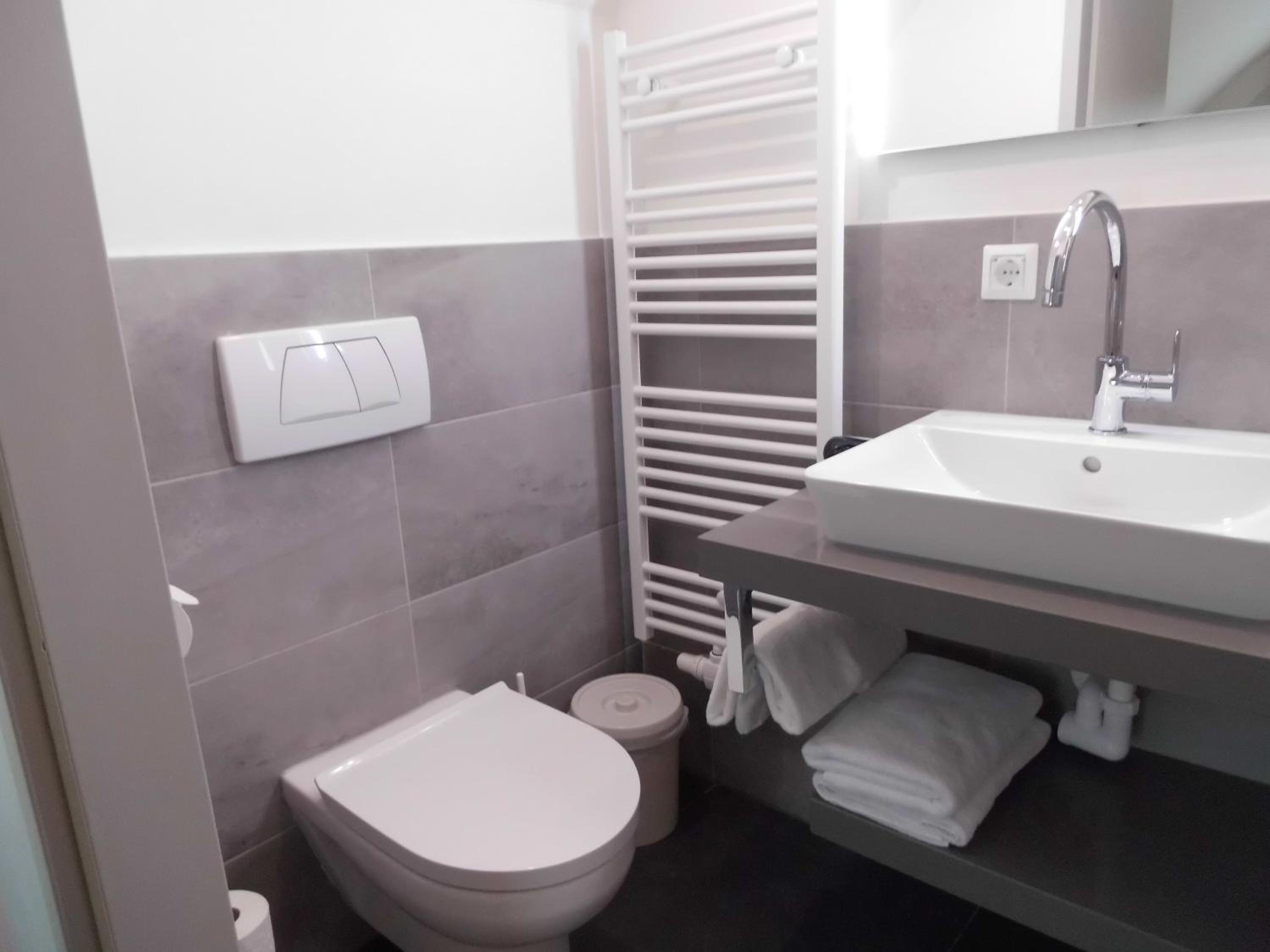 Double Room with Private Bathroom - Photo 6