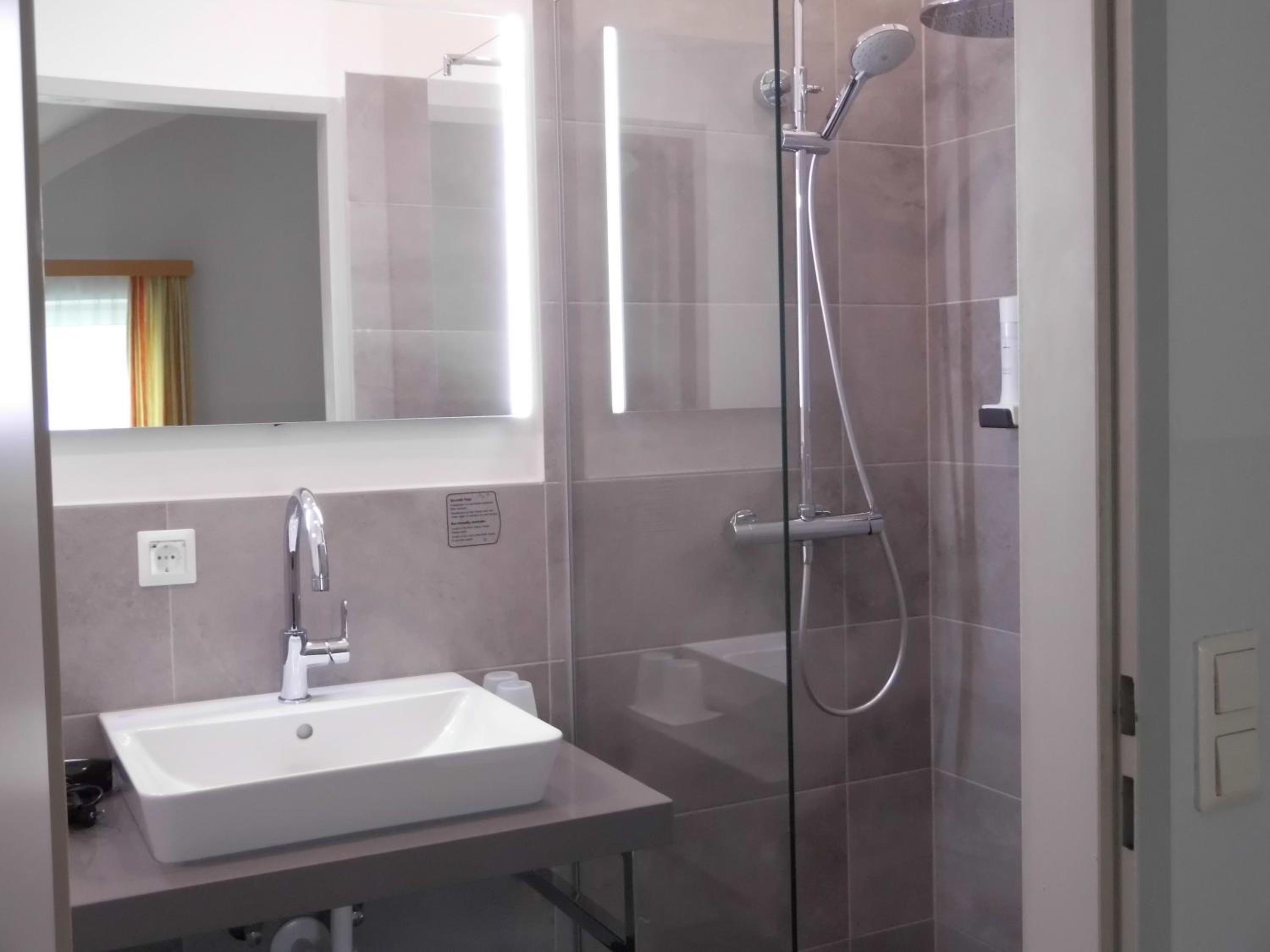 Double Room with Private Bathroom - Photo 7