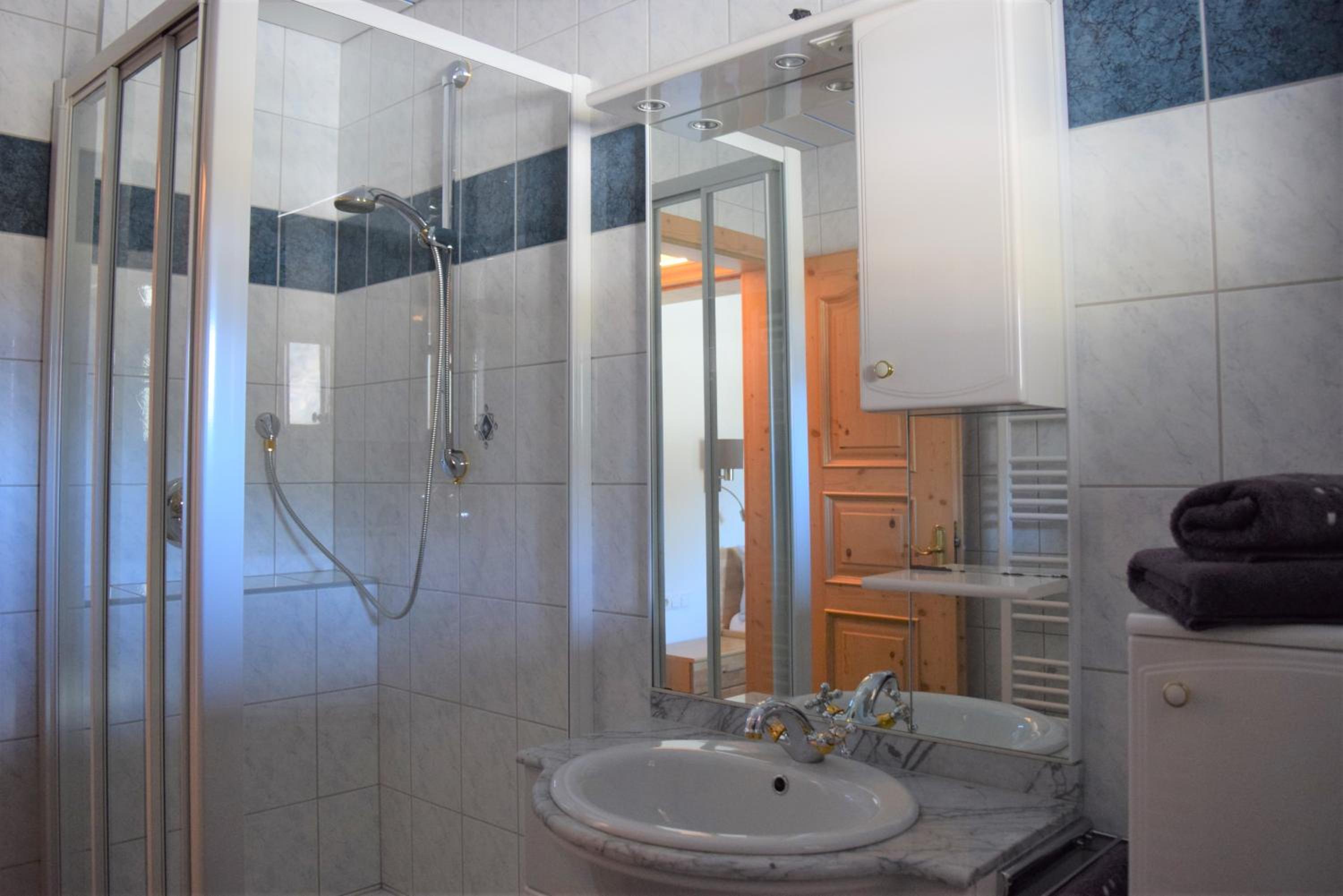 Double Room with Private Bathroom - Photo 2