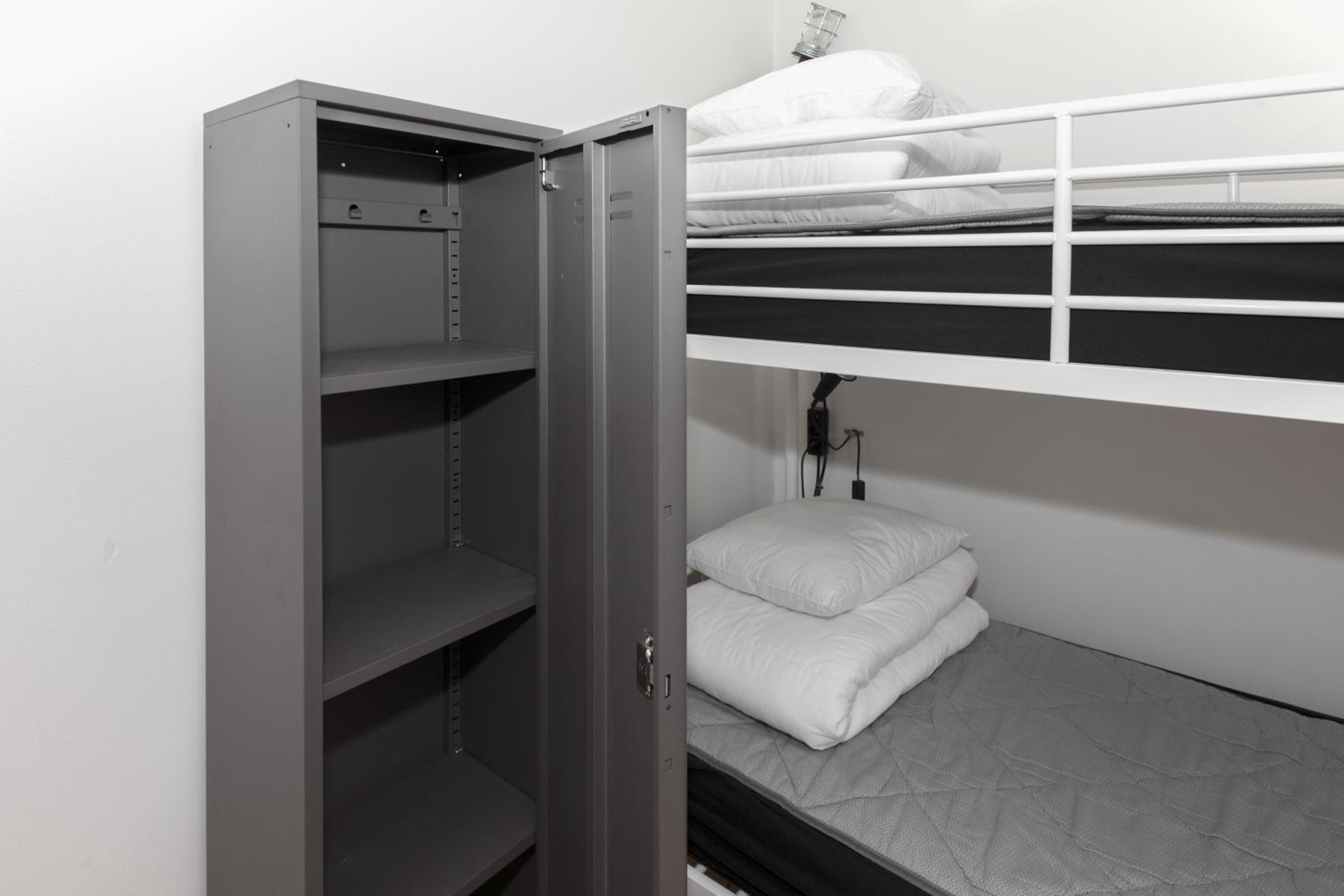 Budget Twin Room without Window thumbnail 5