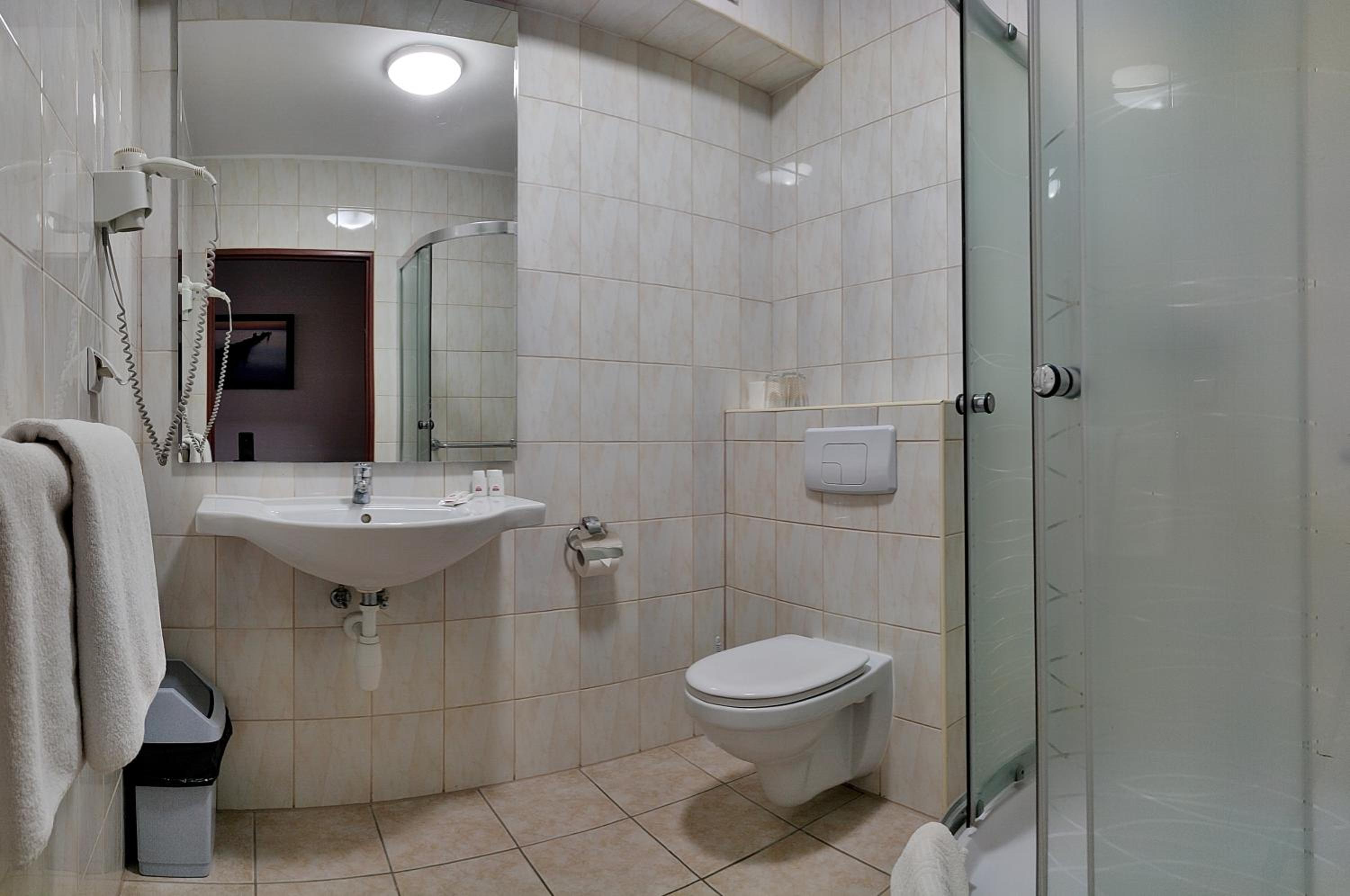 Economy Triple Room photo 3