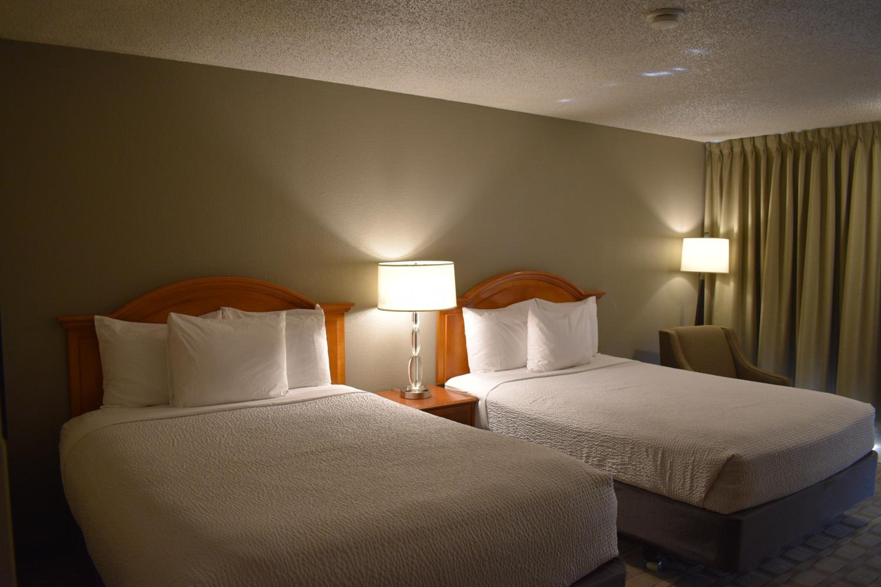 Queen Room with Two Queen Beds - Photo 5