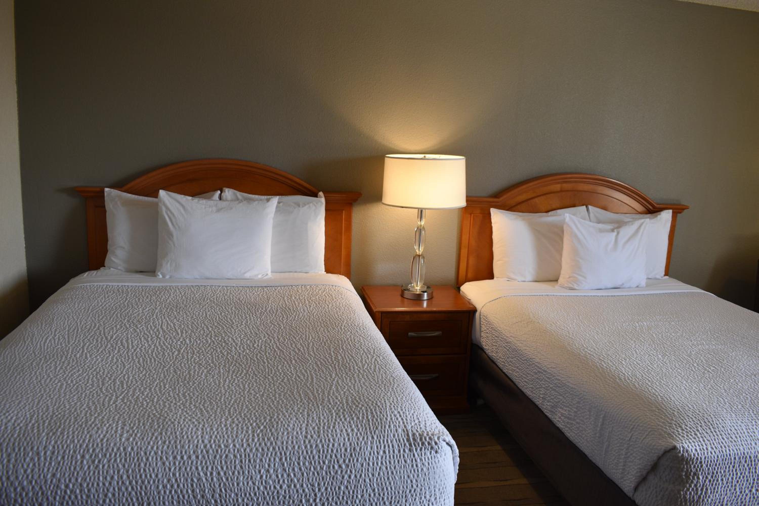 Queen Room with Two Queen Beds - Photo 3