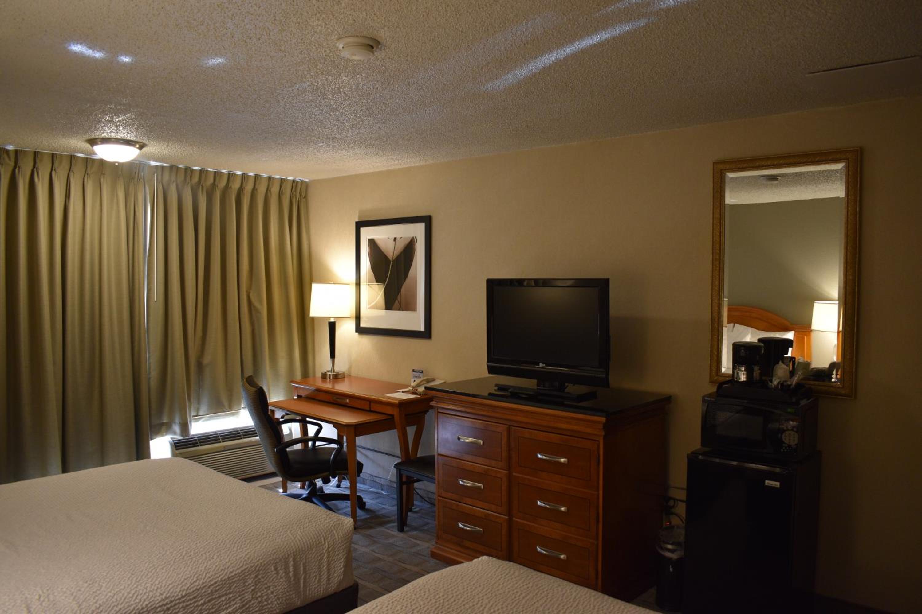 Queen Room with Two Queen Beds - Photo 7