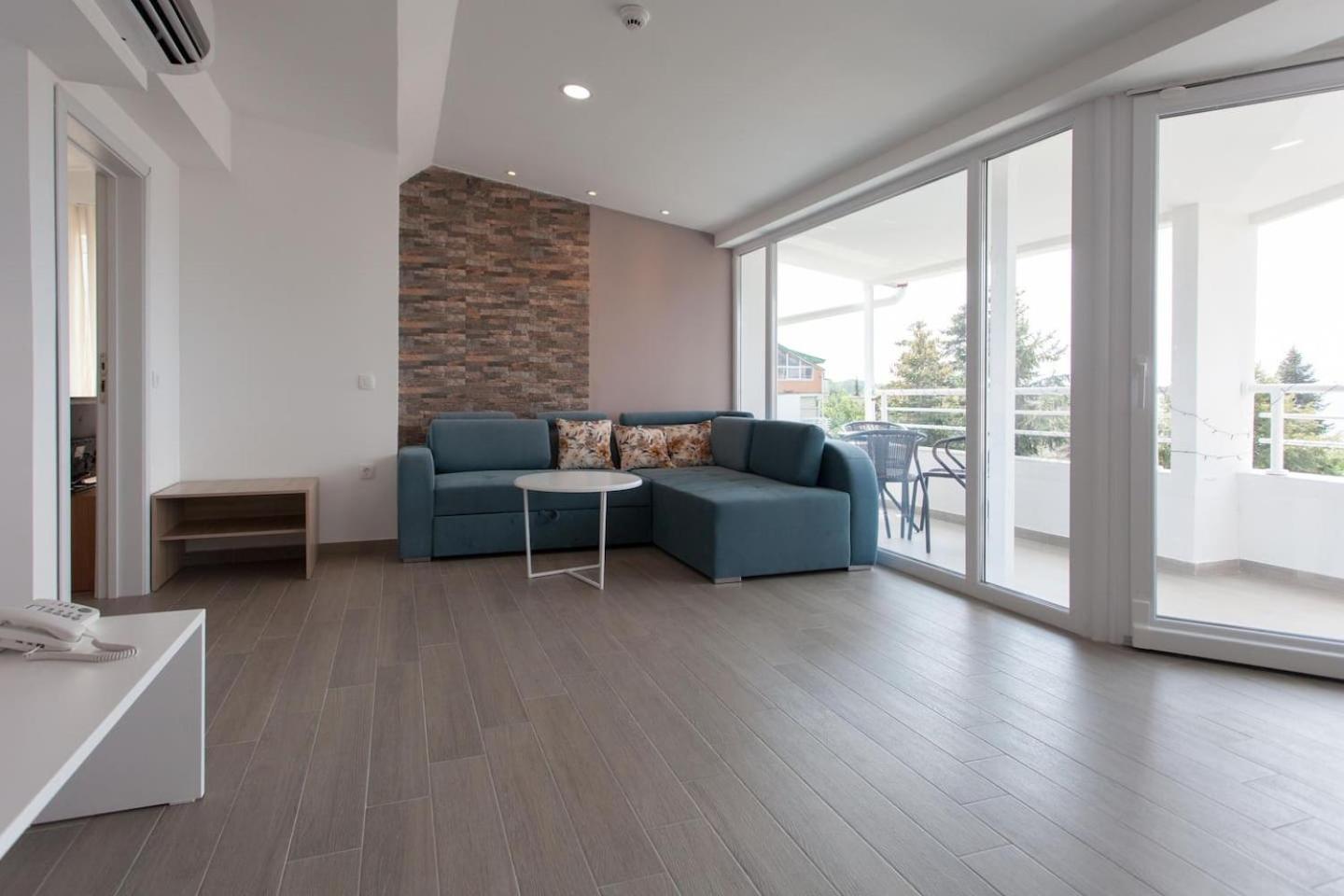 Apartment with Lake View - Top Floor - Photo 23