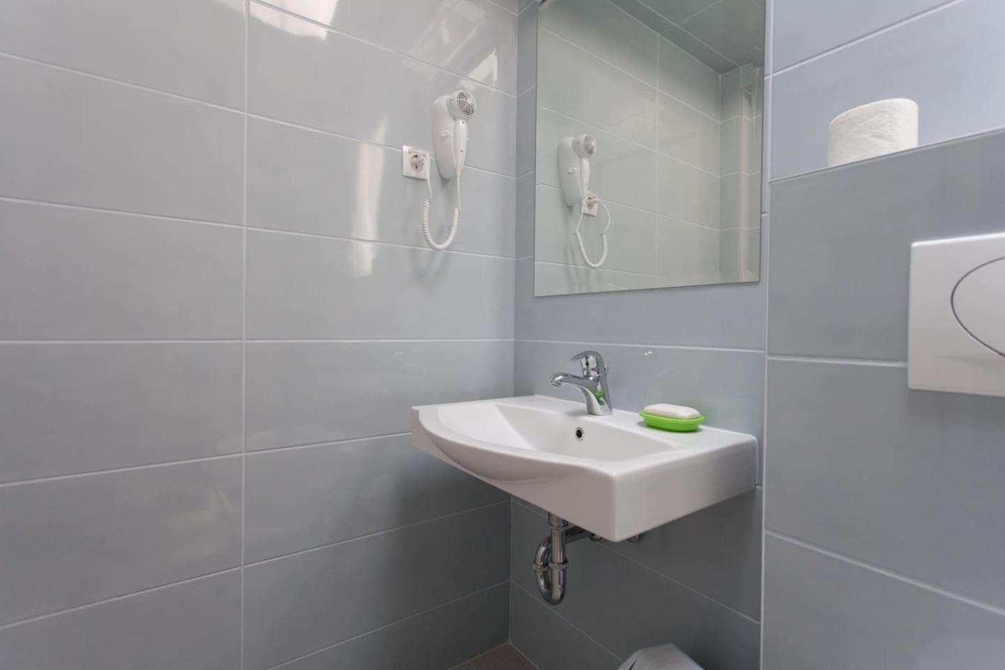 Quadruple Room with Garden View - Photo 12