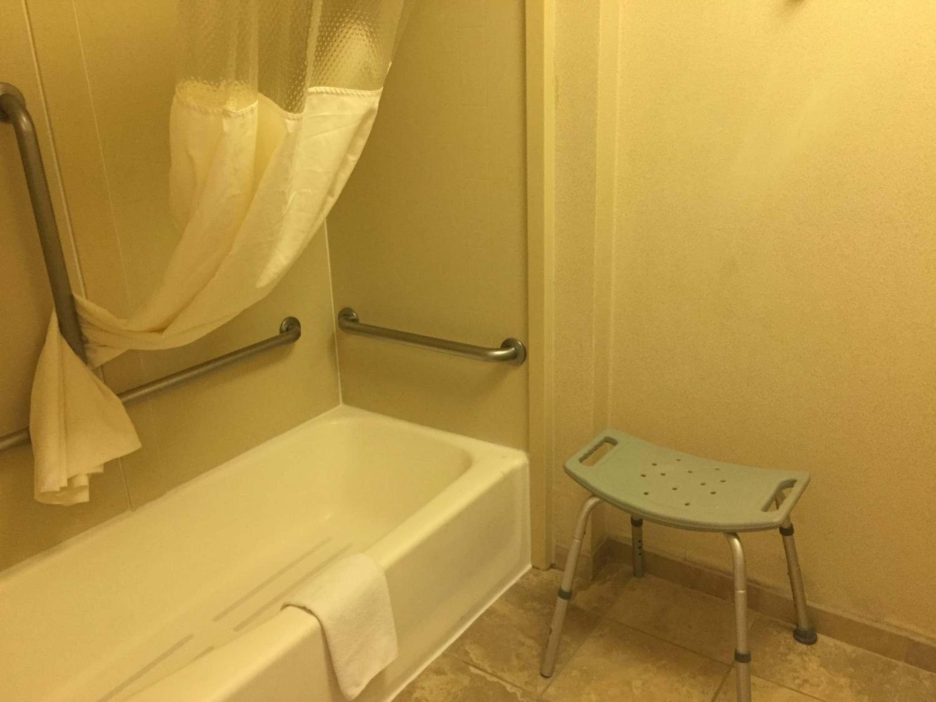 Double Room with Bath Tub - Mobility/Hearing Accessible - Non-Smoking - Photo 4
